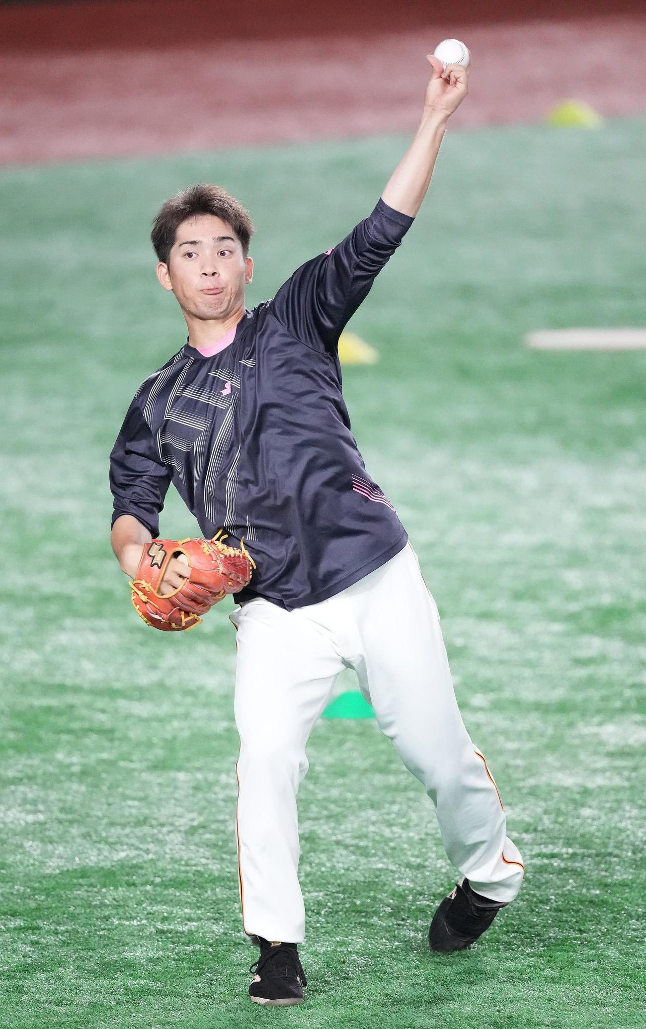 巨人対広島　試合前練習でキャッチボールする巨人高橋（撮影・鈴木みどり）
