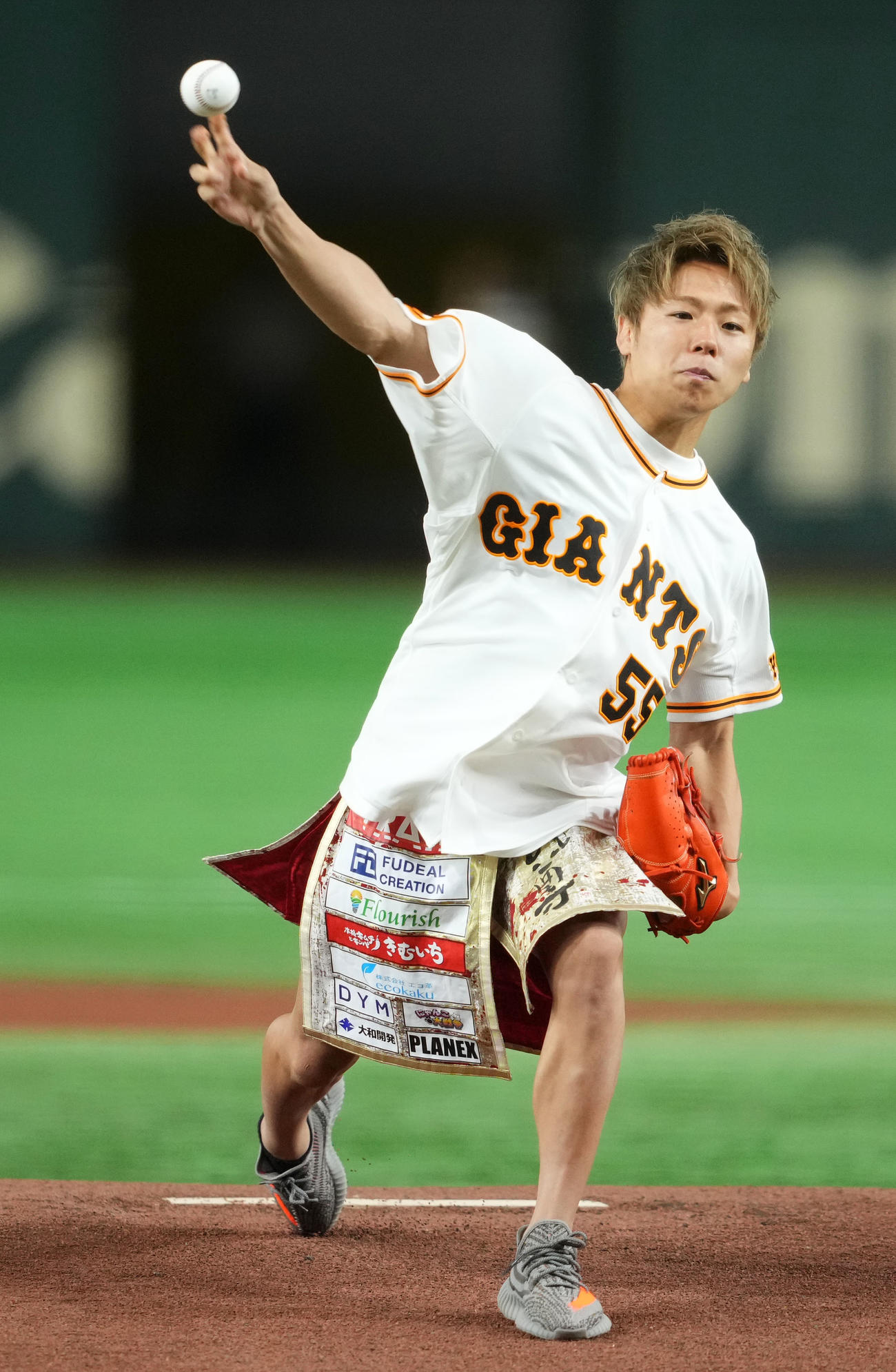 巨人対広島　始球式をする武尊（撮影・横山健太）