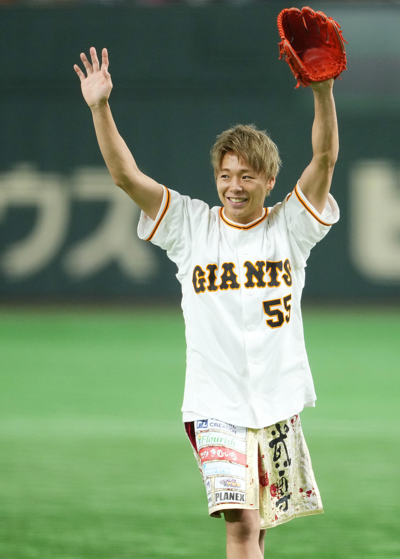 巨人対広島　始球式に登場し笑顔を見せる武尊（撮影・横山健太）