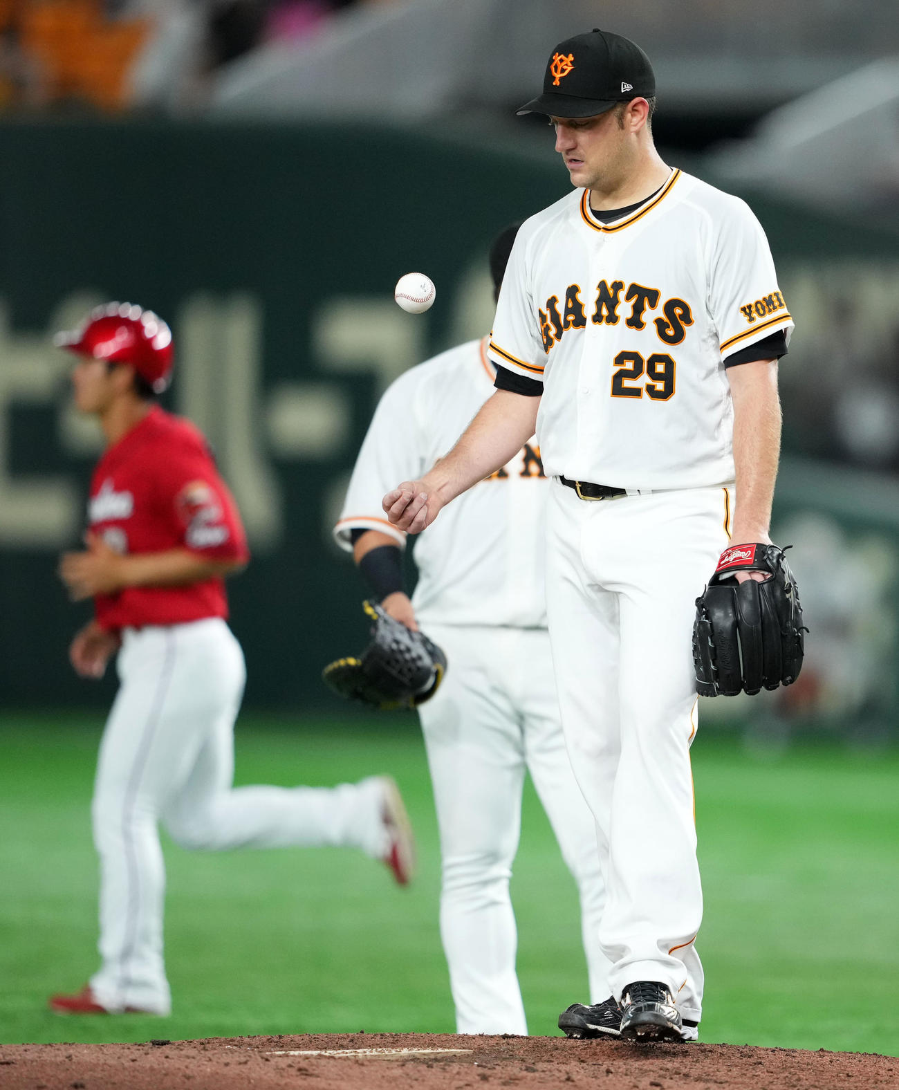 巨人対広島　3回表途中でマウンドを降りる巨人アンドリース（撮影・横山健太）