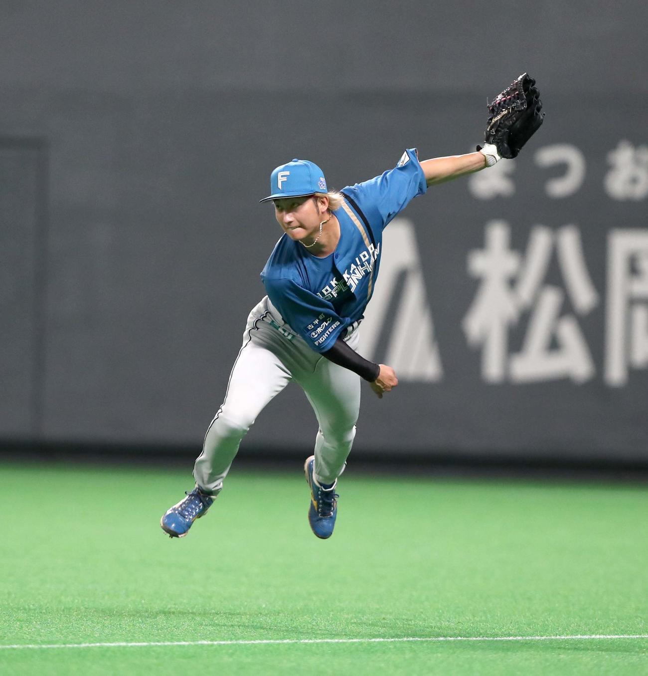 日本ハム対西武　5回表西武無死二塁、ジャンセンの右飛で浅間がタッチアップした外崎を三塁で補殺し併殺とする（撮影・黒川智章）