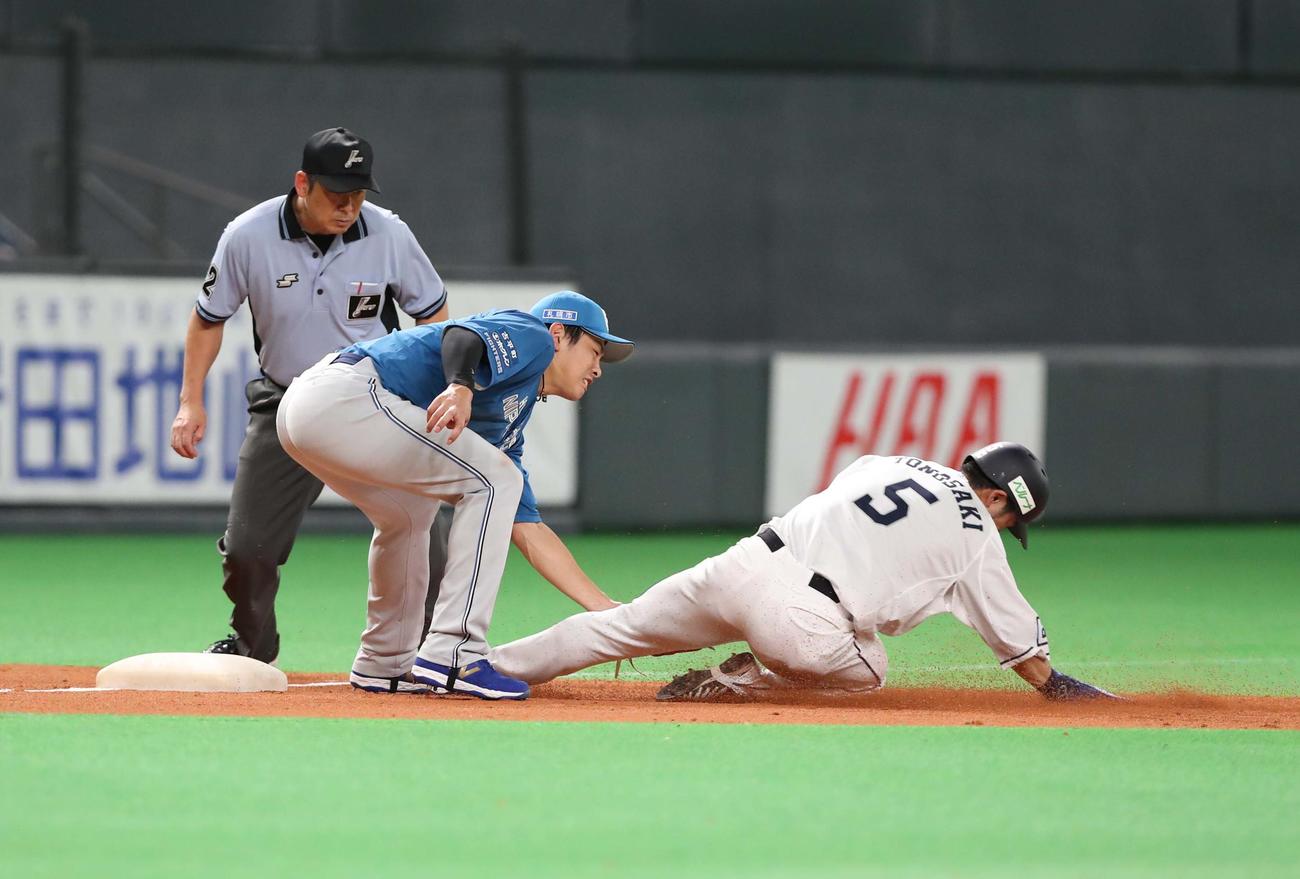 日本ハム対西武　5回表西武無死二塁、ジャンセンの右飛で浅間がタッチアップした外崎を三塁で補殺し併殺とする。三塁手野村（撮影・黒川智章）