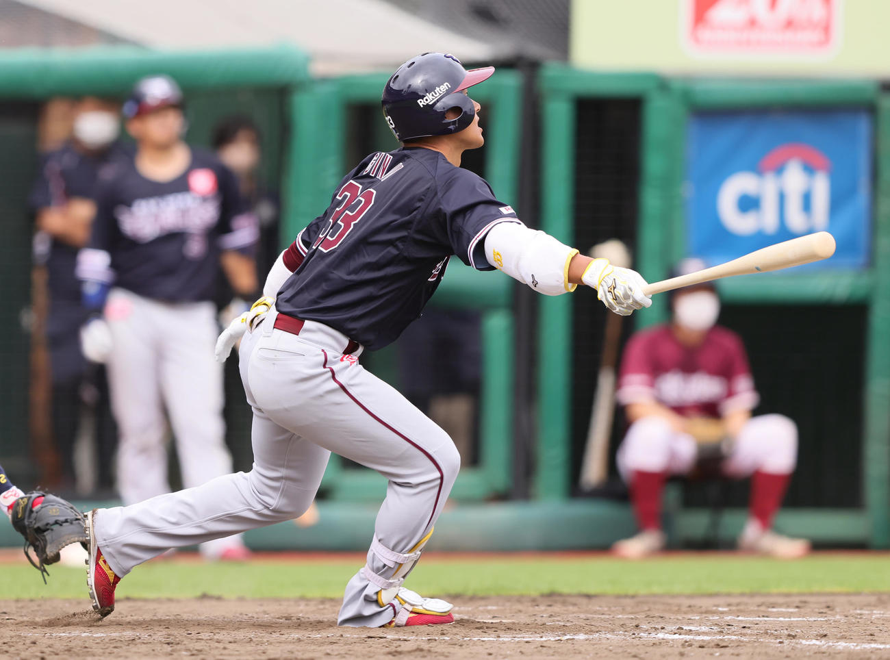 楽天対オリックス　5回裏楽天1死二、三塁、左前適時打を放つ銀次（撮影・足立雅史）