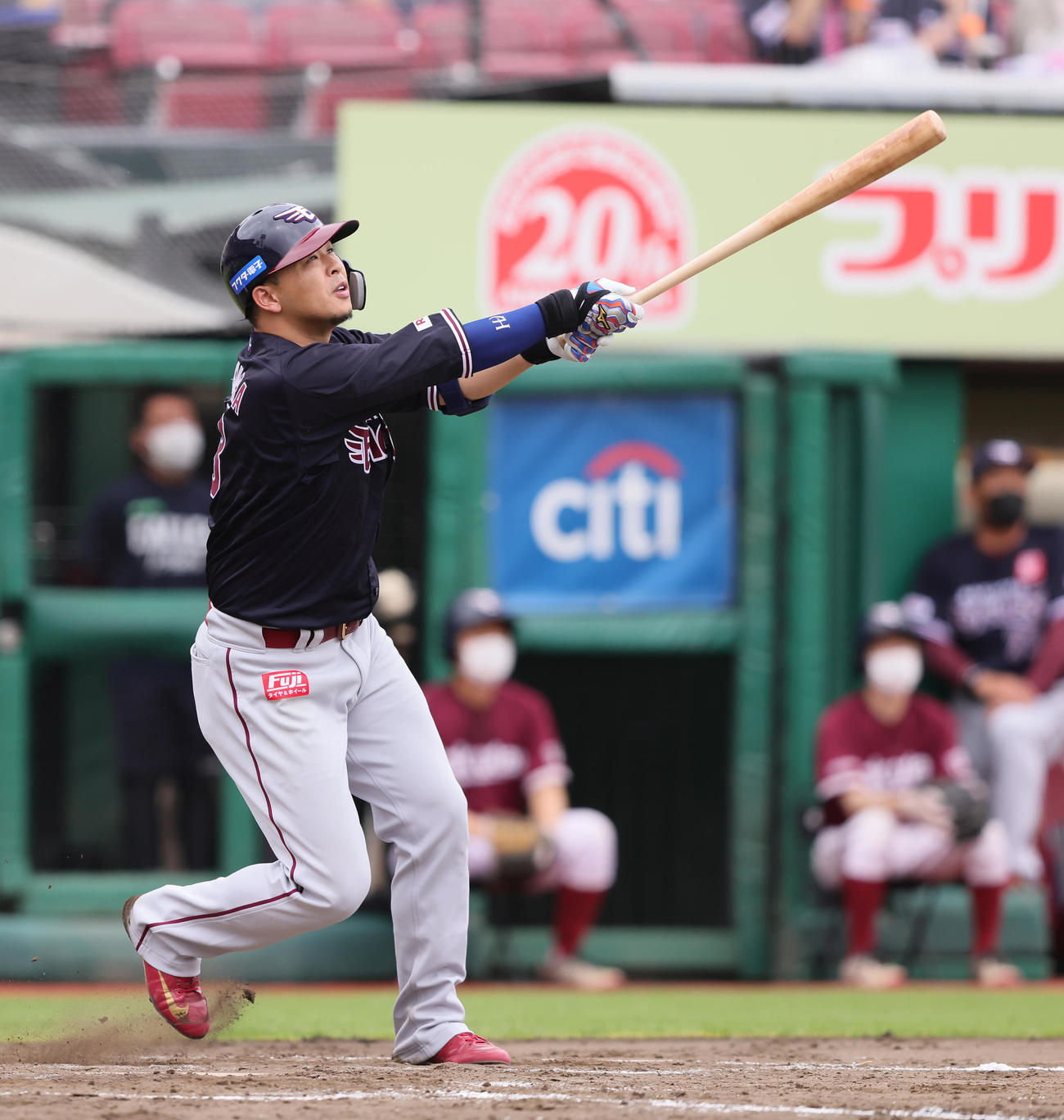 楽天対オリックス　5回裏楽天1死、1死二塁、浅村栄斗は右越え3点本塁打を放つ（撮影・足立雅史）