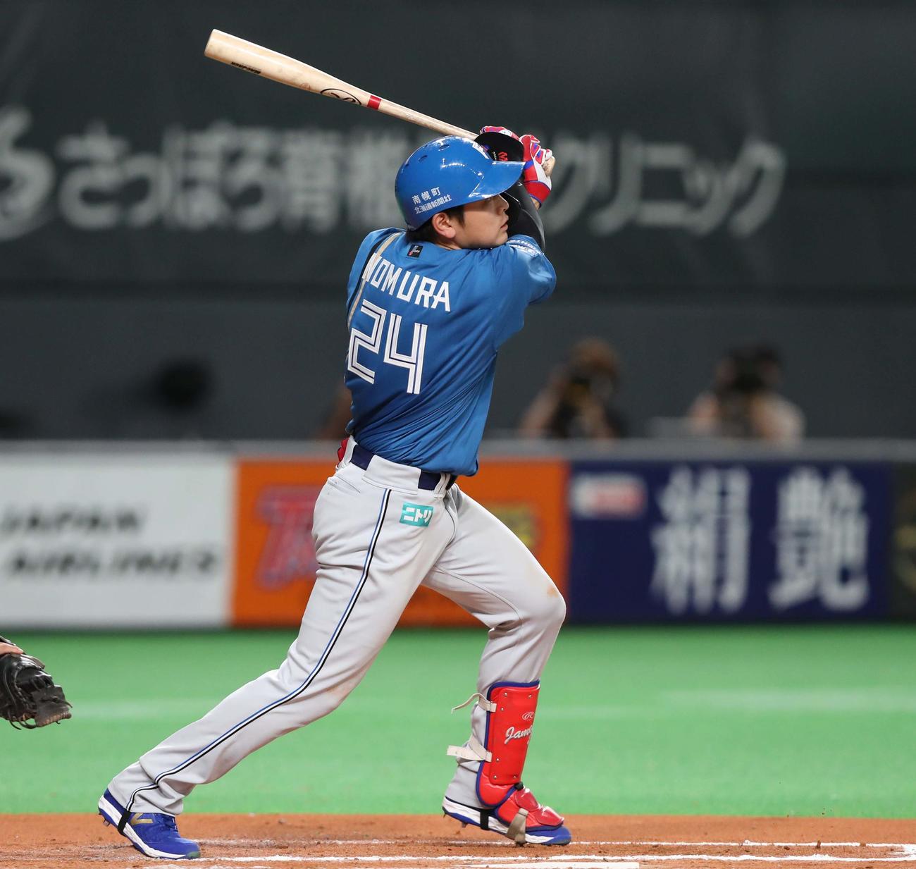 日本ハム対西武　6回裏日本ハム1死二塁、中越え適時二塁打を放つ野村（撮影・黒川智章）