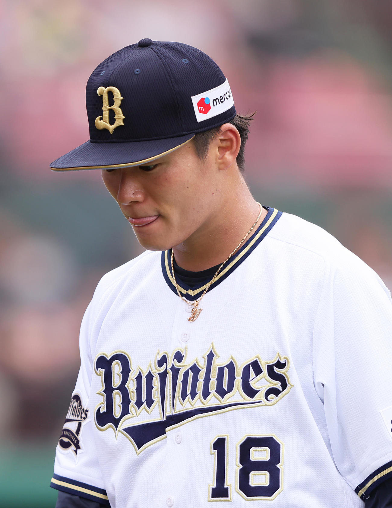 楽天対オリックス　5回に4点を失い渋い顔でベンチに戻るオリックス山本（撮影・足立雅史）