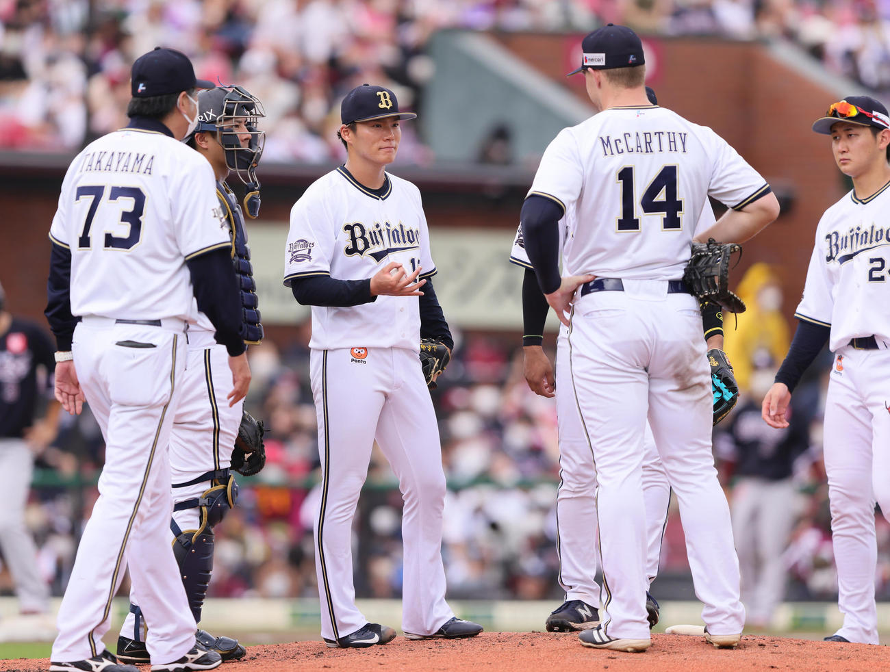 楽天対オリックス　4回裏楽天2死一、二塁、失策のマッカーシー（中央右）にOKポーズを見せる山本（撮影・足立雅史）