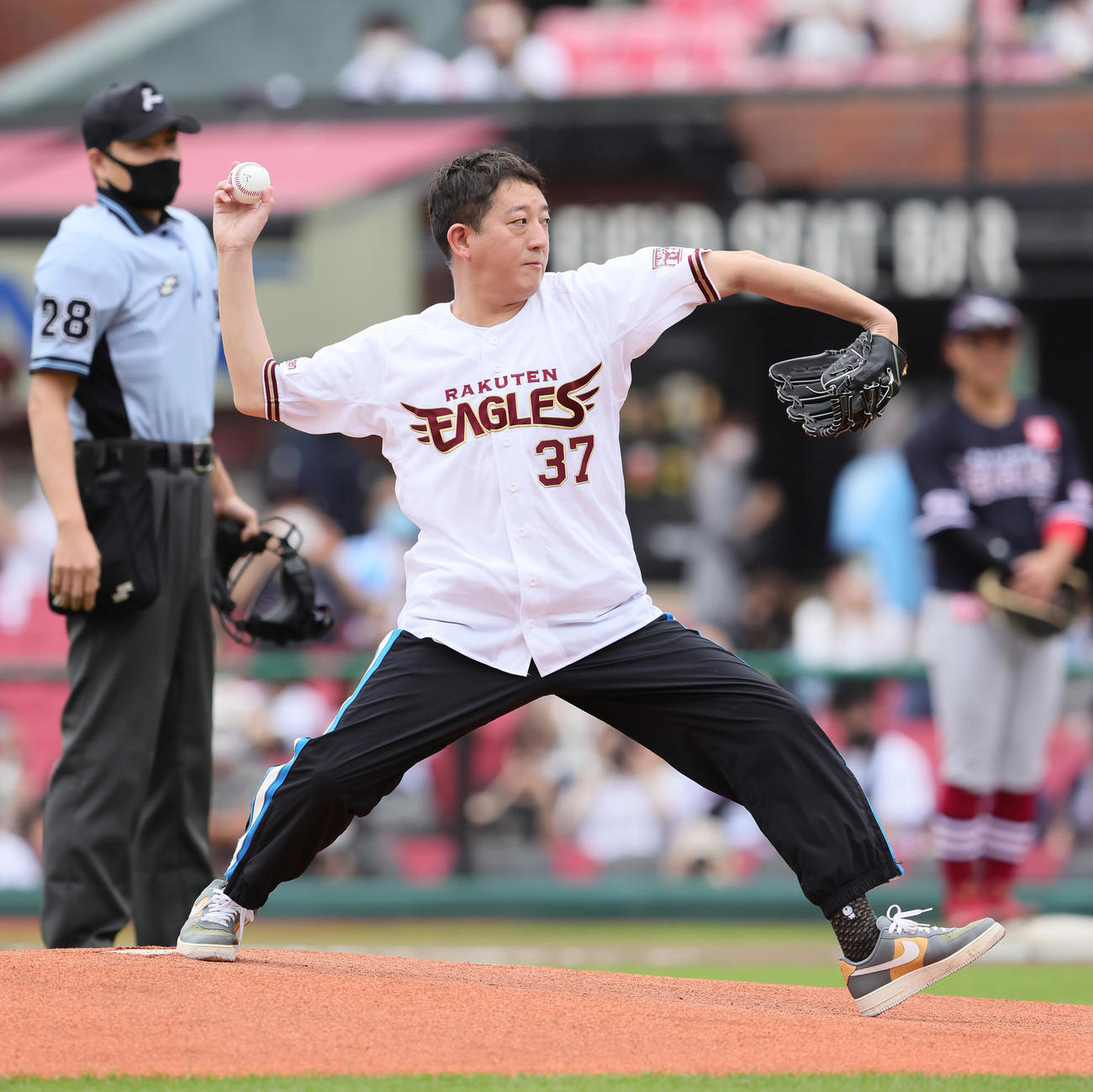 始球式を務めたお笑いコンビ「サバンナ」の高橋茂雄（撮影・足立雅史）