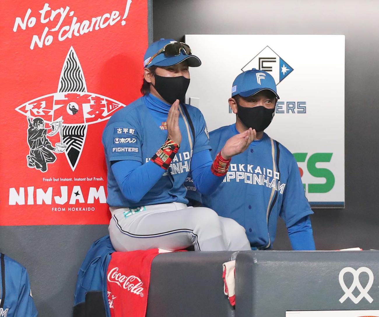 日本ハム対西武　8回表、無失点に抑え笑顔で手をたたく新庄監督（撮影・黒川智章）