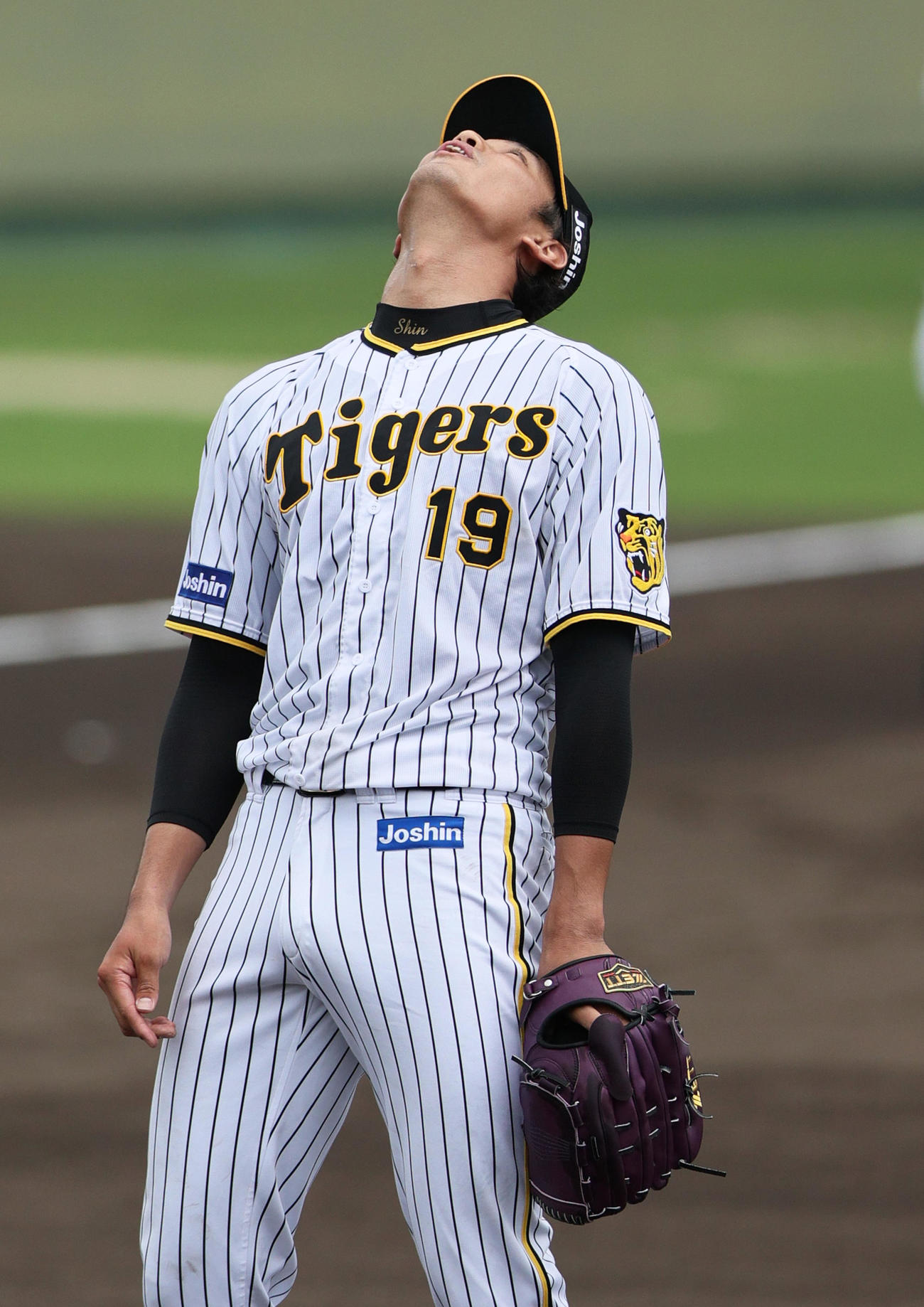 ウエスタン・リーグ阪神対中日　5回表中日1死一塁、藤浪晋太郎は打者福田永将のスイングを一塁塁審にアピールも実らず天を仰ぐ（撮影・上山淳一）