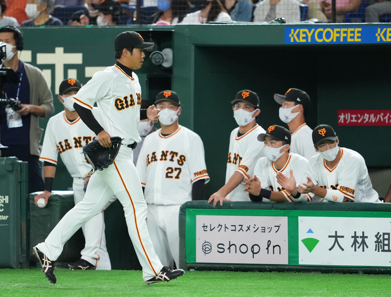 巨人対広島　3回表途中、交代でベンチへ引き揚げる巨人松原（手前）（撮影・横山健太）