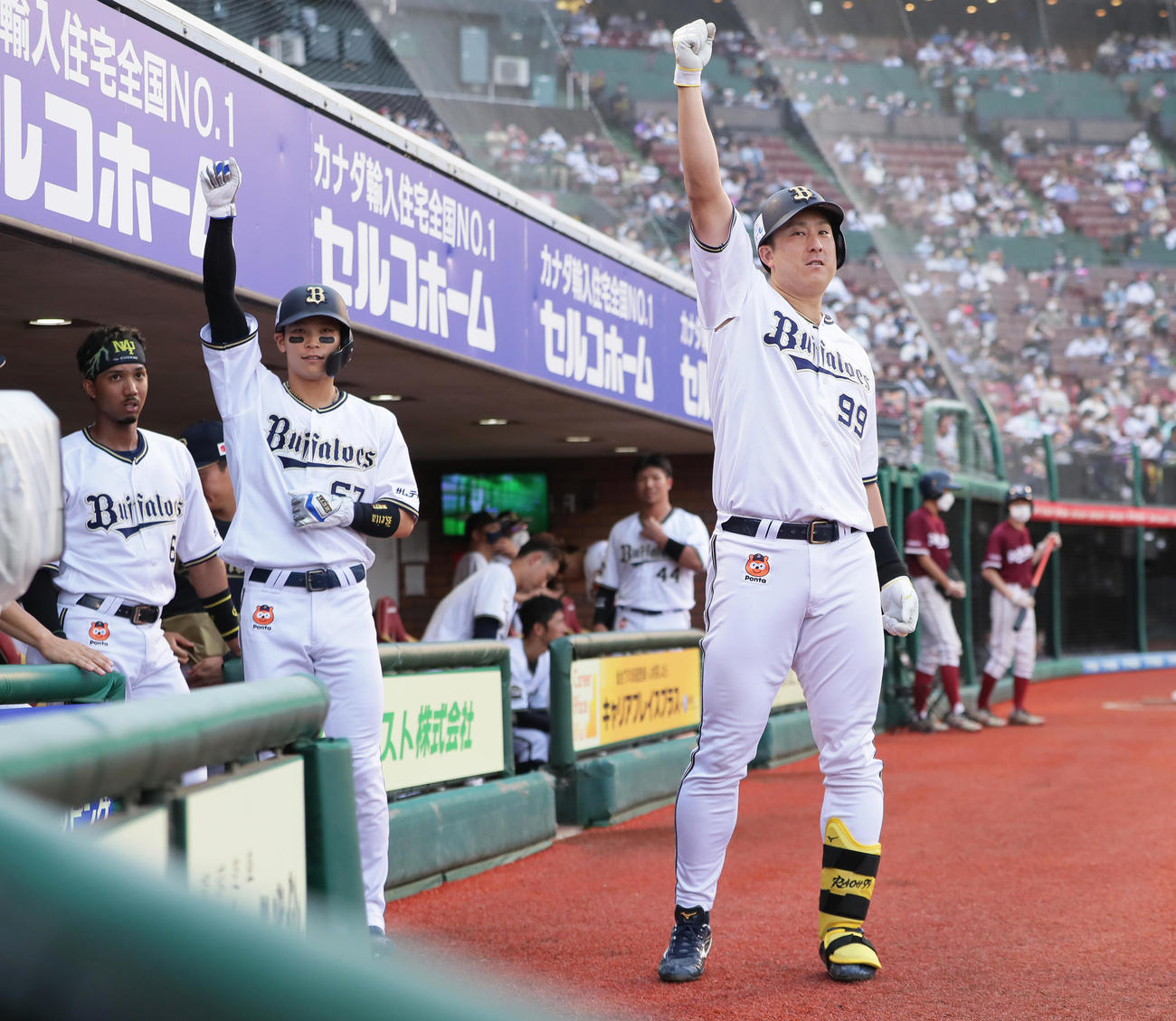 楽天対オリックス　8回表オリックス2死三塁、杉本（右）は右越え2点本塁打を放ち昇天ポーズを決める。左は中川（撮影・足立雅史）