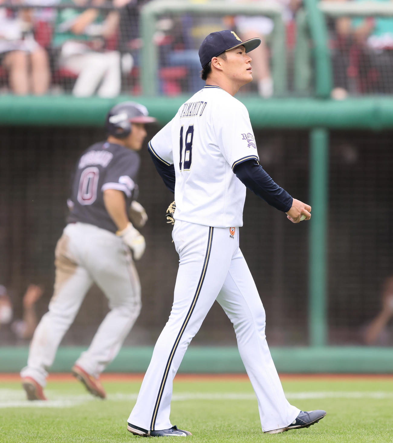 楽天対オリックス　5回裏楽天1死二、三塁、銀次に左前適時打を浴び、小深田（後方）の生還を許す山本（撮影・足立雅史）