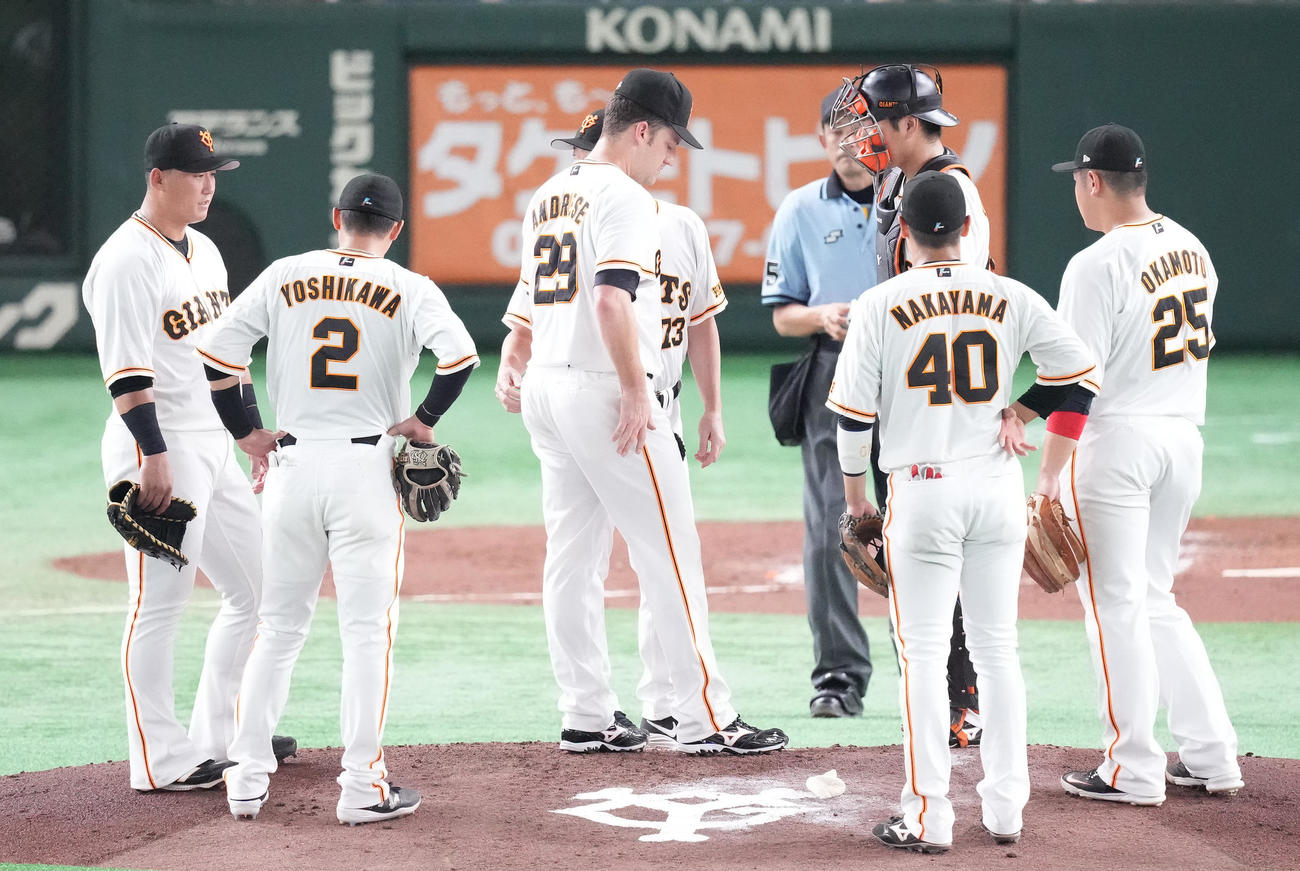巨人対広島　3回表途中、アンドリース（中央）のもとに集まる巨人ナイン（撮影・鈴木みどり）