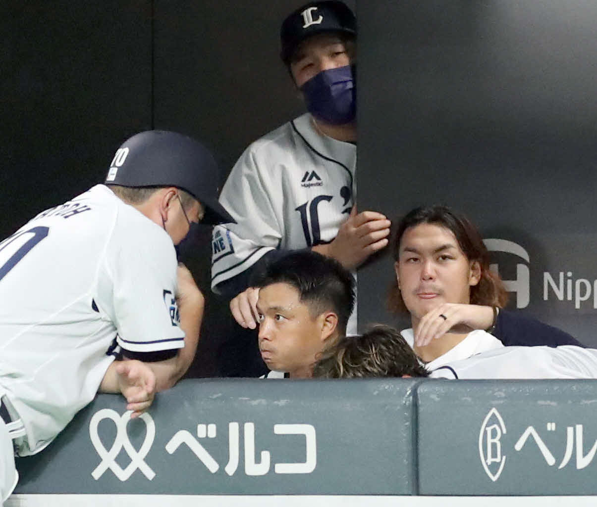 日本ハム対西武　7回裏を投げ終わり、ベンチで険しい表情の西武高橋（右後方）（撮影・佐藤翔太）