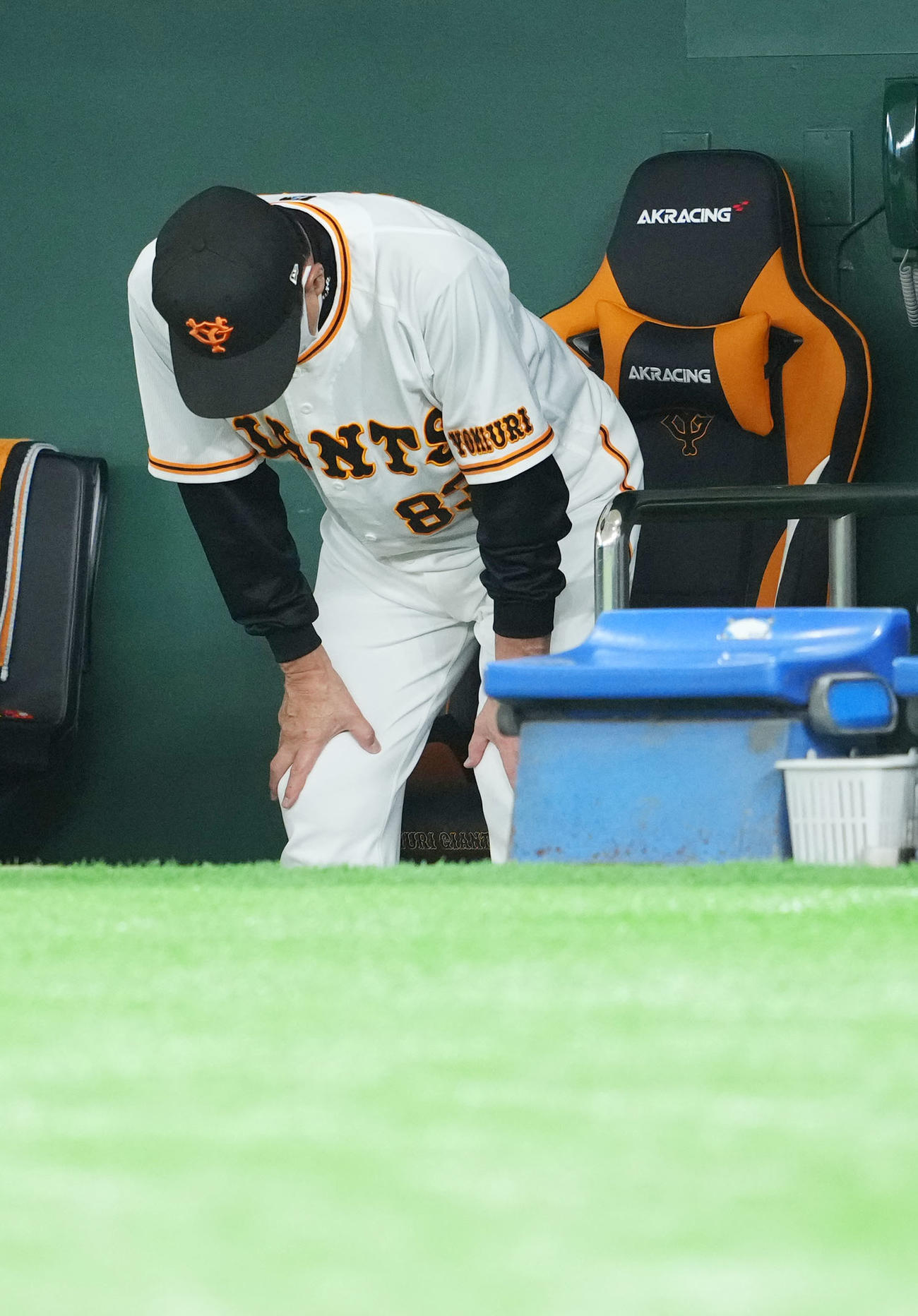 巨人対広島　ベンチで膝に手を置く巨人原監督（撮影・横山健太）