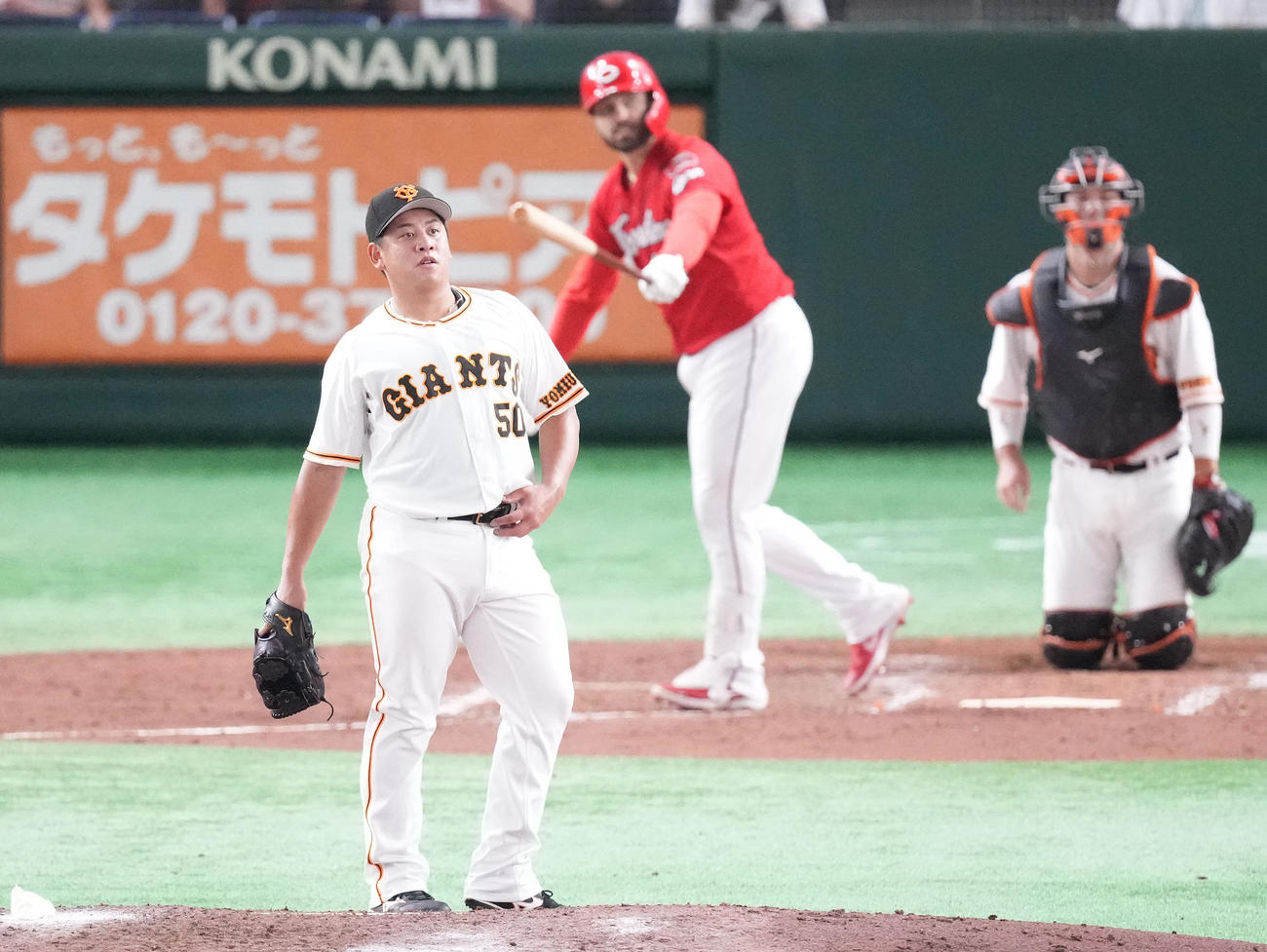 巨人対広島　4回表広島無死、ラマクブルームに左中間へのソロ本塁打を浴びる戸根（撮影・鈴木みどり）