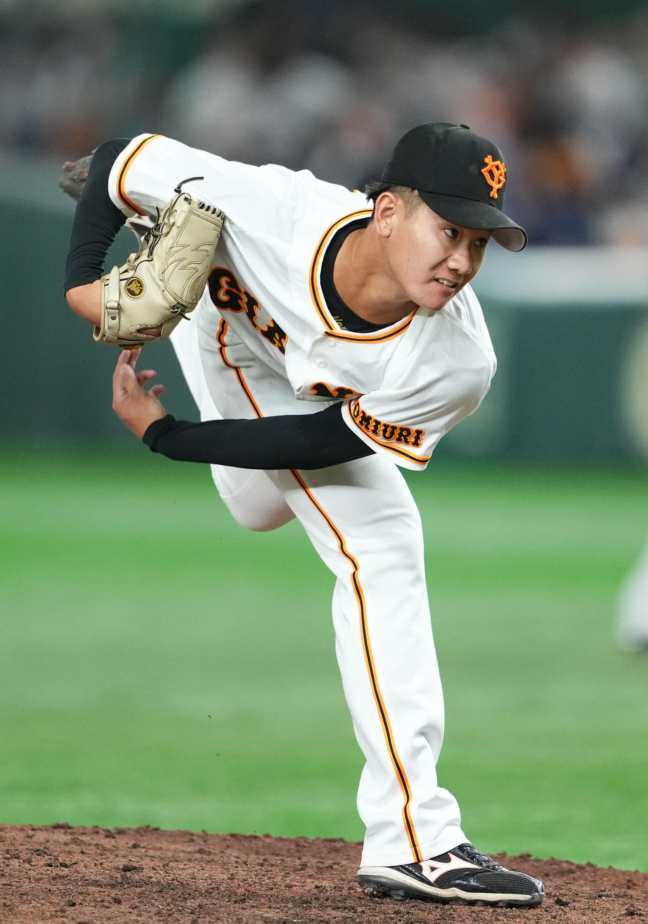 巨人対広島　5回表から登板した巨人井上（撮影・横山健太）