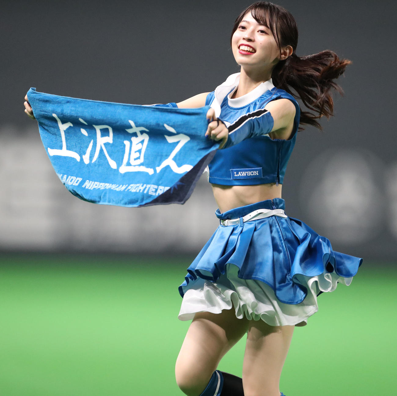 日本ハム対西武　日本ハム上沢の応援タオルを持って踊るファイターズガール（撮影・佐藤翔太）