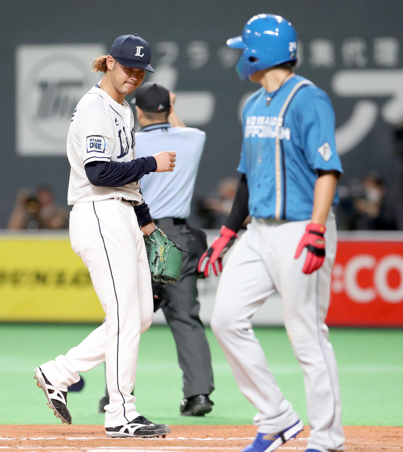 日本ハム対西武　高橋（左）は先制を許し険しい表情でベンチに戻る。右手前は適時二塁打を放った野村（撮影・佐藤翔太）