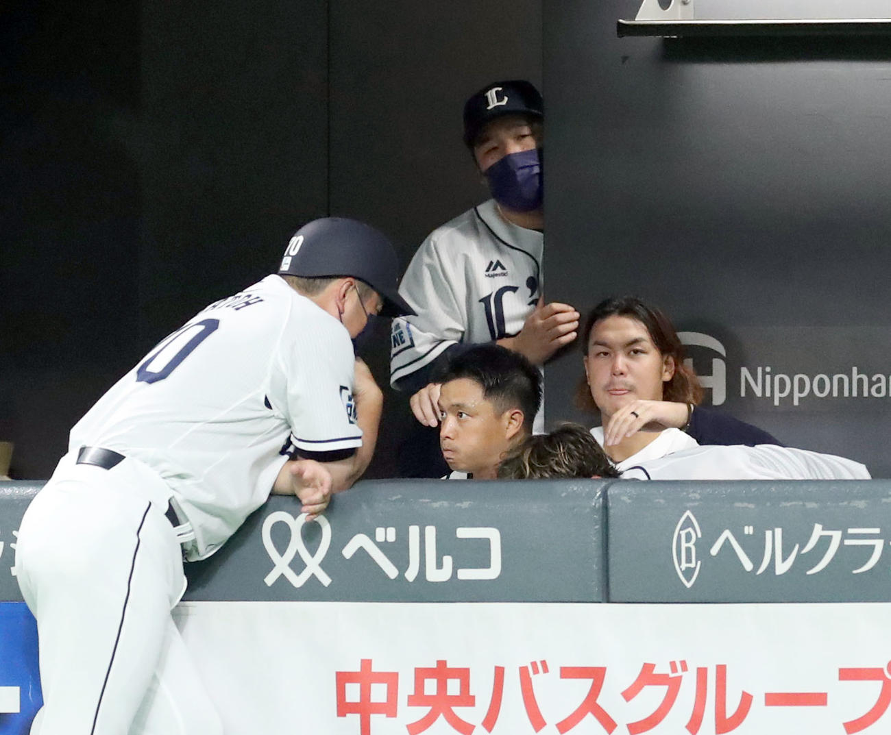日本ハム対西武　7回裏を投げ終わり、ベンチで険しい表情の西武高橋（右後方）（撮影・佐藤翔太）