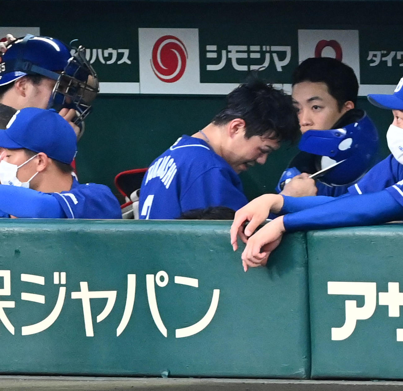2回、ベンチに戻った高橋周平は交代する（撮影・前岡正明）