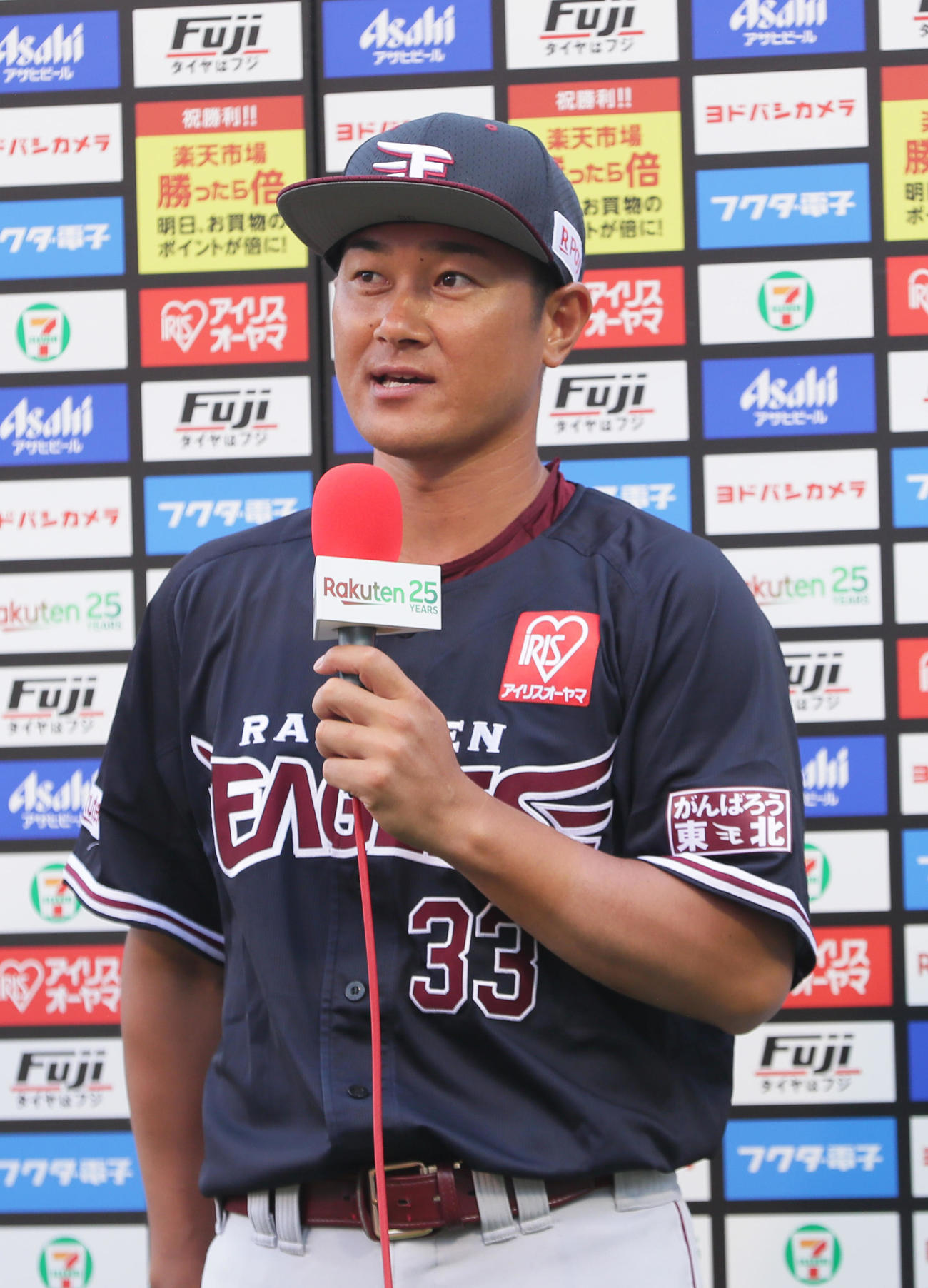 楽天対オリックス　ヒーローインタビューに答える楽天銀次（撮影・足立雅史）
