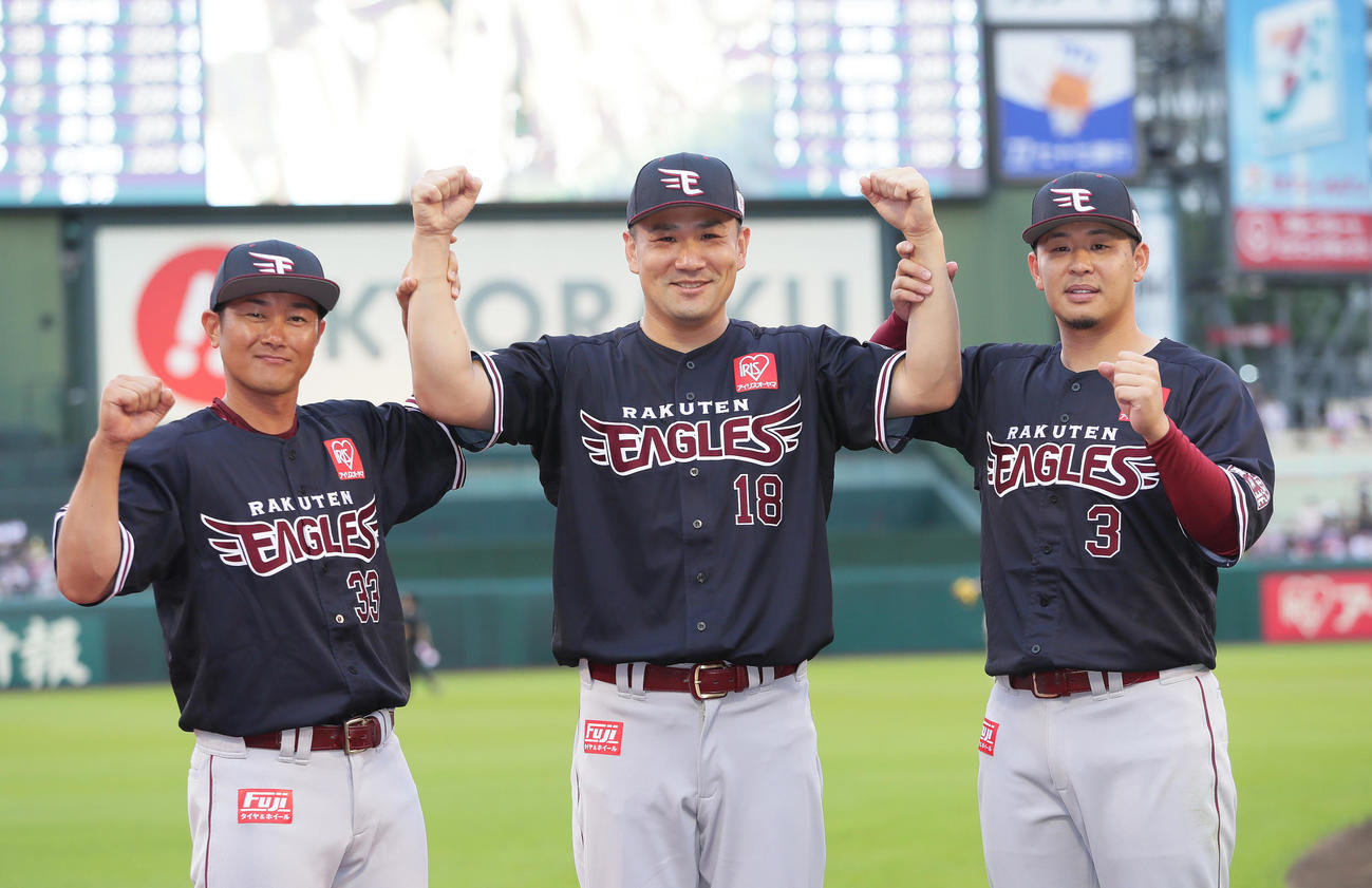 楽天対オリックス　ヒーローインタビューを終え、笑顔でポーズを決める楽天の、左から銀次、田中将、浅村（撮影・足立雅史）