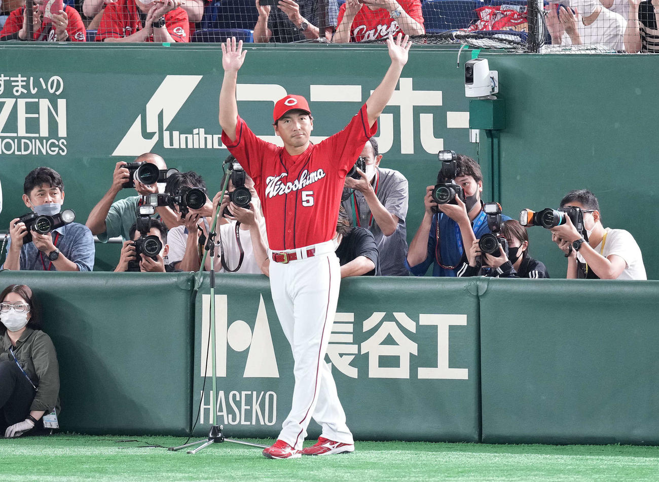 巨人対広島　ヒーローインタビュー後、声援に応える広島長野（撮影・鈴木みどり）