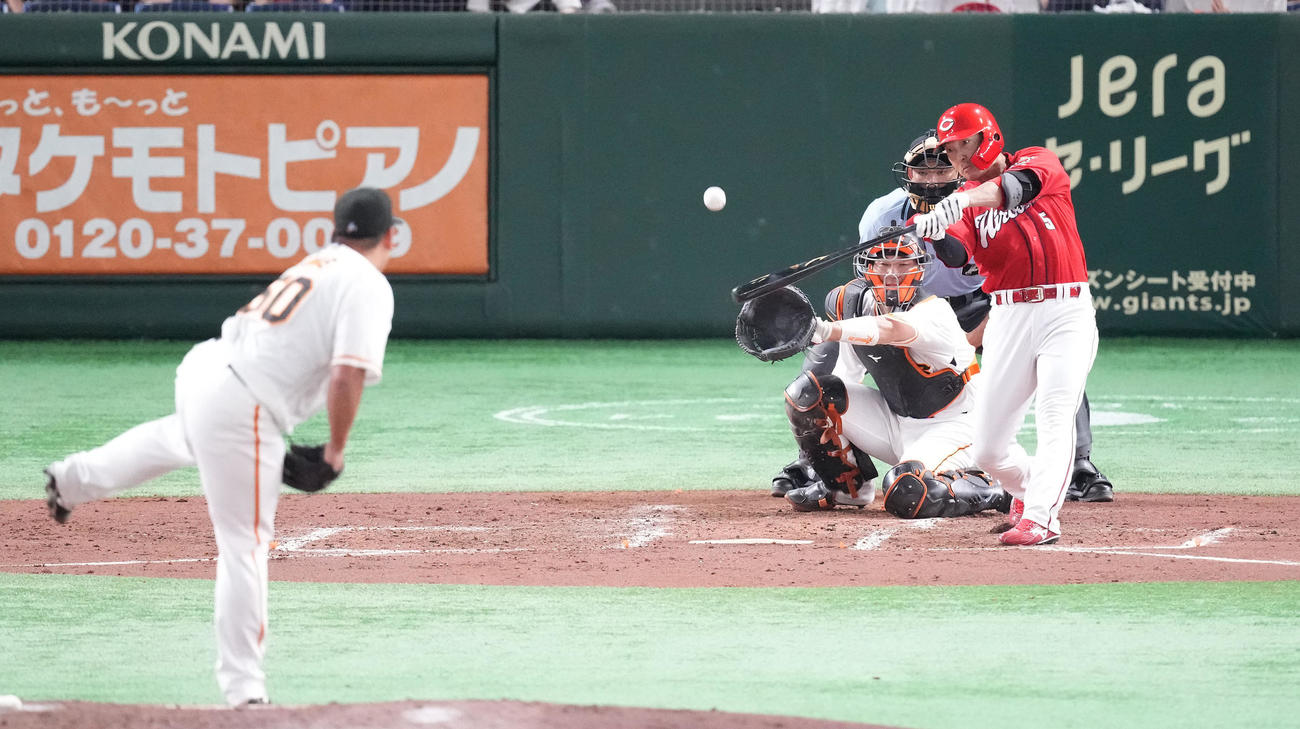 巨人対広島　3回表広島無死満塁、中越え満塁本塁打を放つ長野。投手戸根（撮影・鈴木みどり）