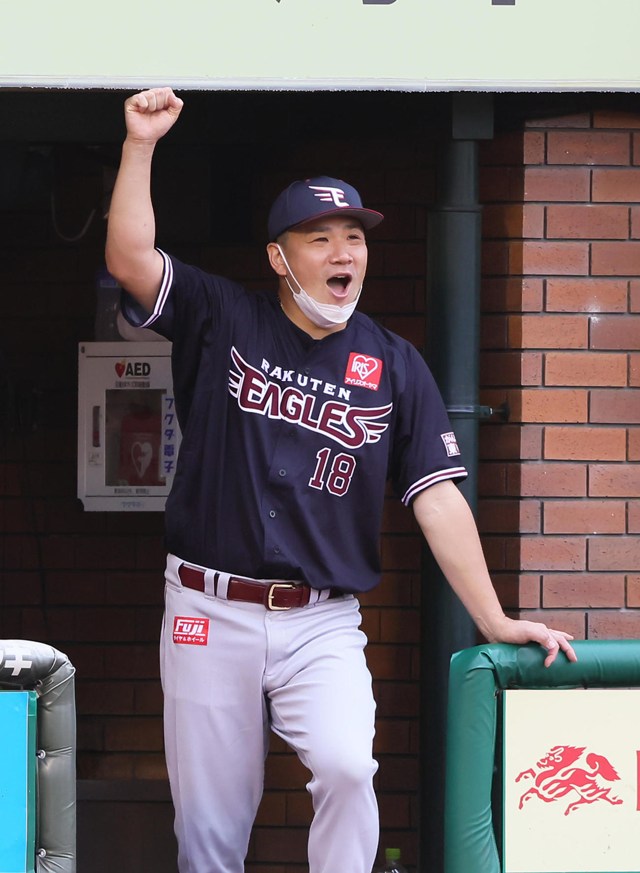 楽天対オリックス　ベンチでチームの勝利を見届けガッツポーズする楽天田中将（撮影・足立雅史）