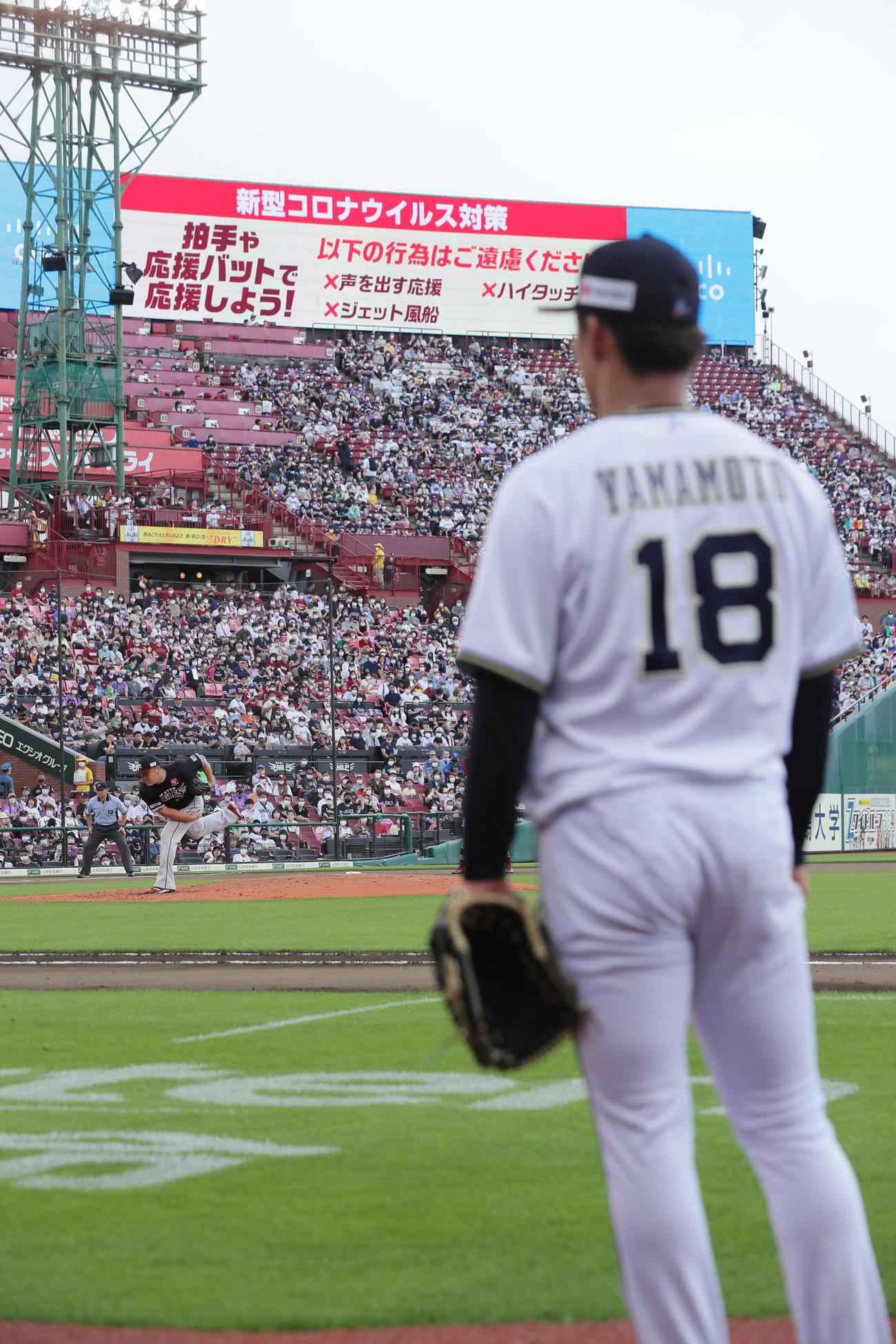 楽天対オリックス　投球する楽天田中将（左）を見つめるオリックス山本（撮影・足立雅史）