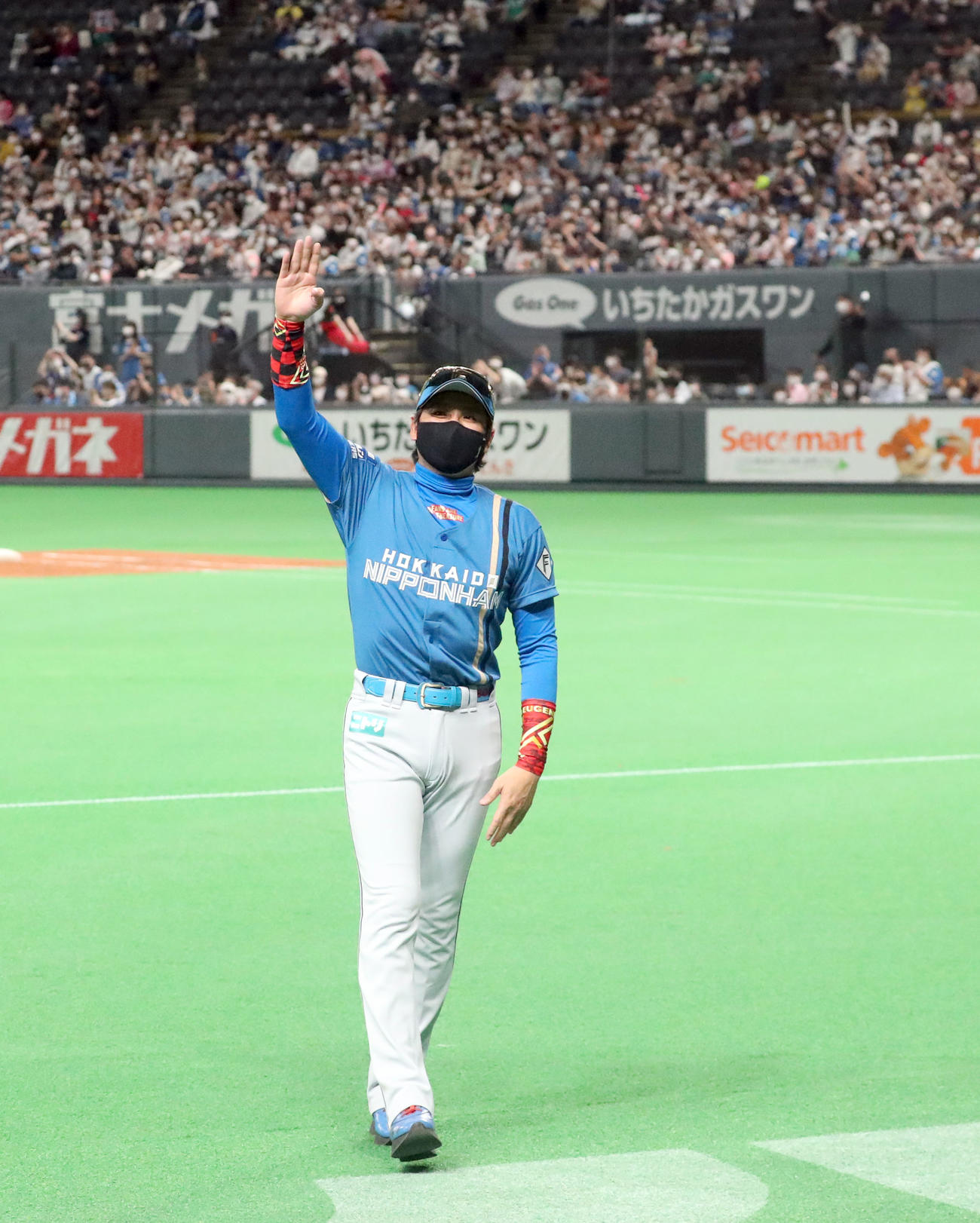 日本ハム対西武　7連勝を祝福する日本ハムファンに手を振って応える日本ハム新庄監督（撮影・佐藤翔太）