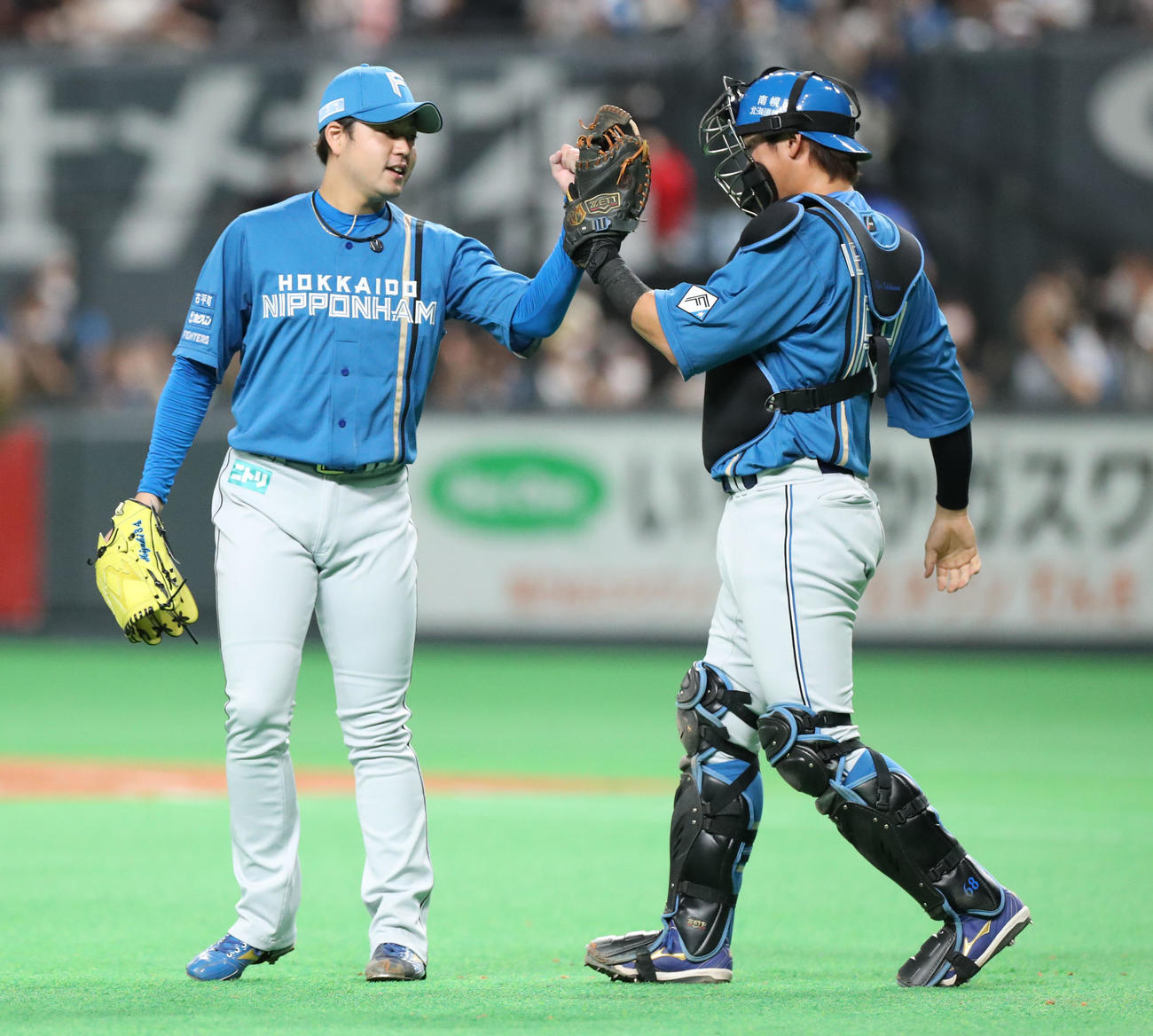 日本ハム対西武　9回表西武2死、長谷川を三振にとりタッチを交わす堀（左）と石川亮（撮影・佐藤翔太）