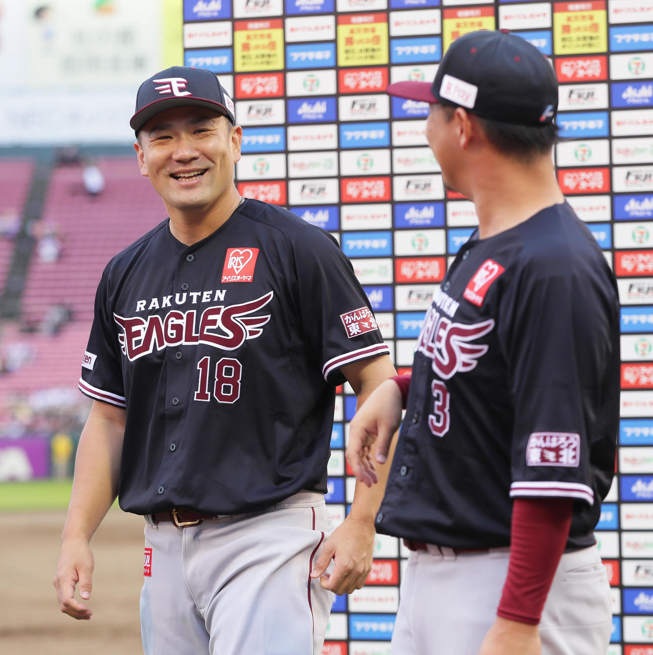 楽天対オリックス　ヒーローインタビューを終えた楽天田中将（左）は浅村と笑顔で話す（撮影・足立雅史）