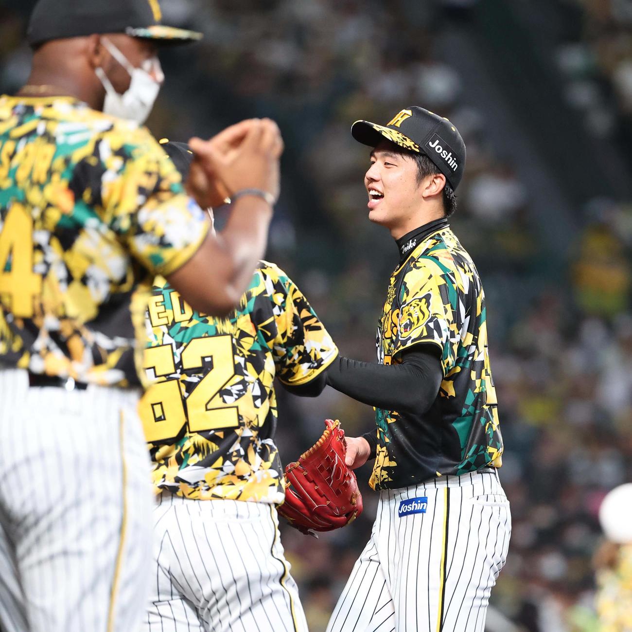 阪神対中日　4回表中日2死一、二塁、才木は土田から三振を奪い笑顔を見せる（撮影・上田博志）