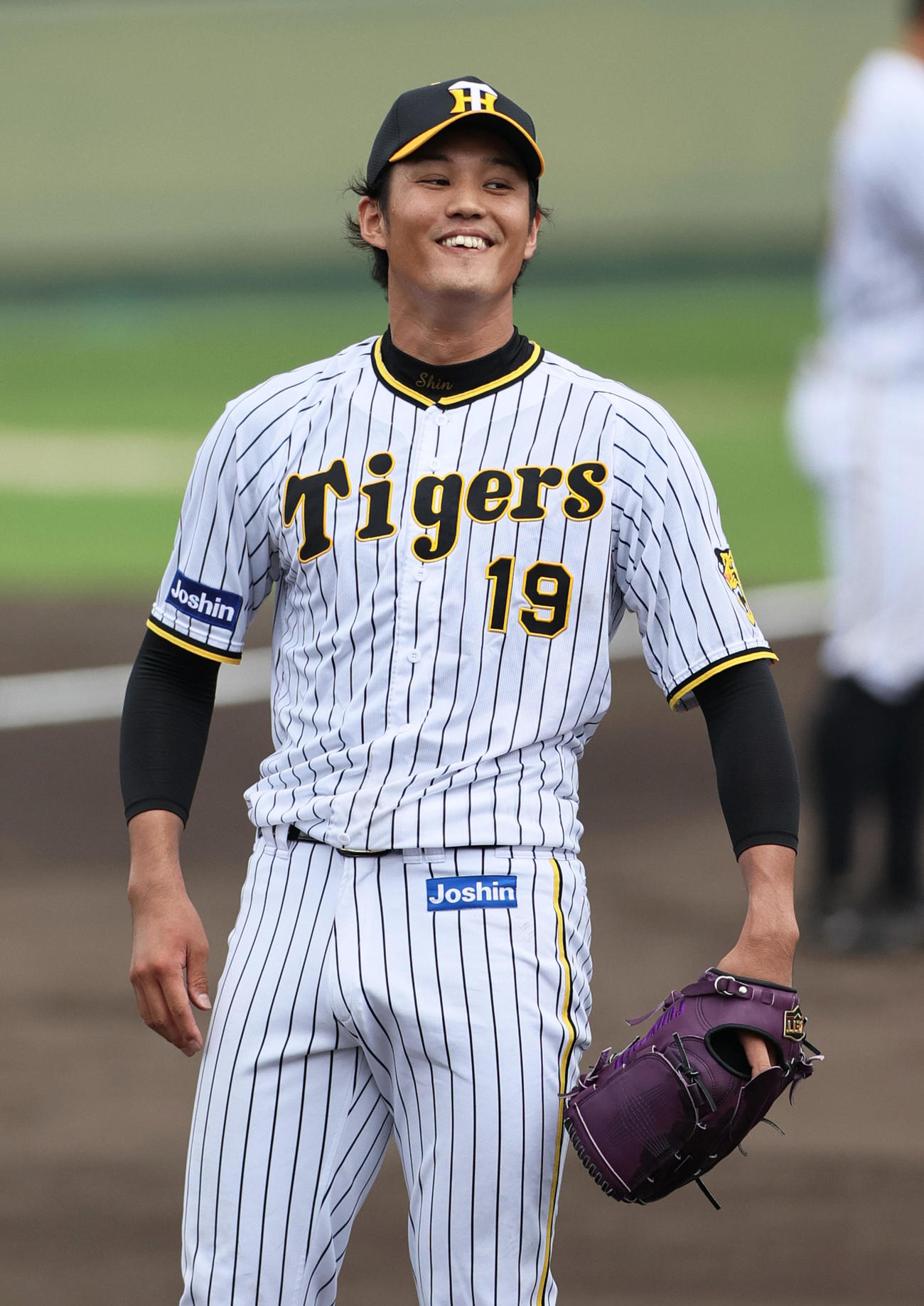 ウエスタン・リーグ阪神対中日　5回表中日1死一塁、藤浪晋太郎は打者福田永将のスイングを一塁塁審にアピールも実らず苦笑い（撮影・上山淳一）