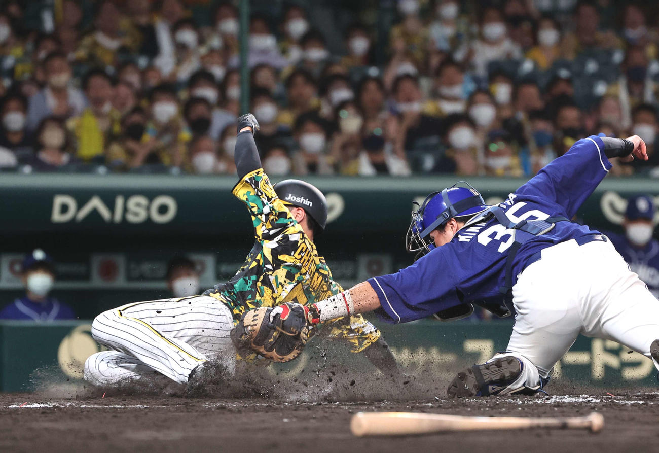 9回裏阪神1死三塁、遊撃野選で生還する三塁走者近本。捕手木下（撮影・上田博志）