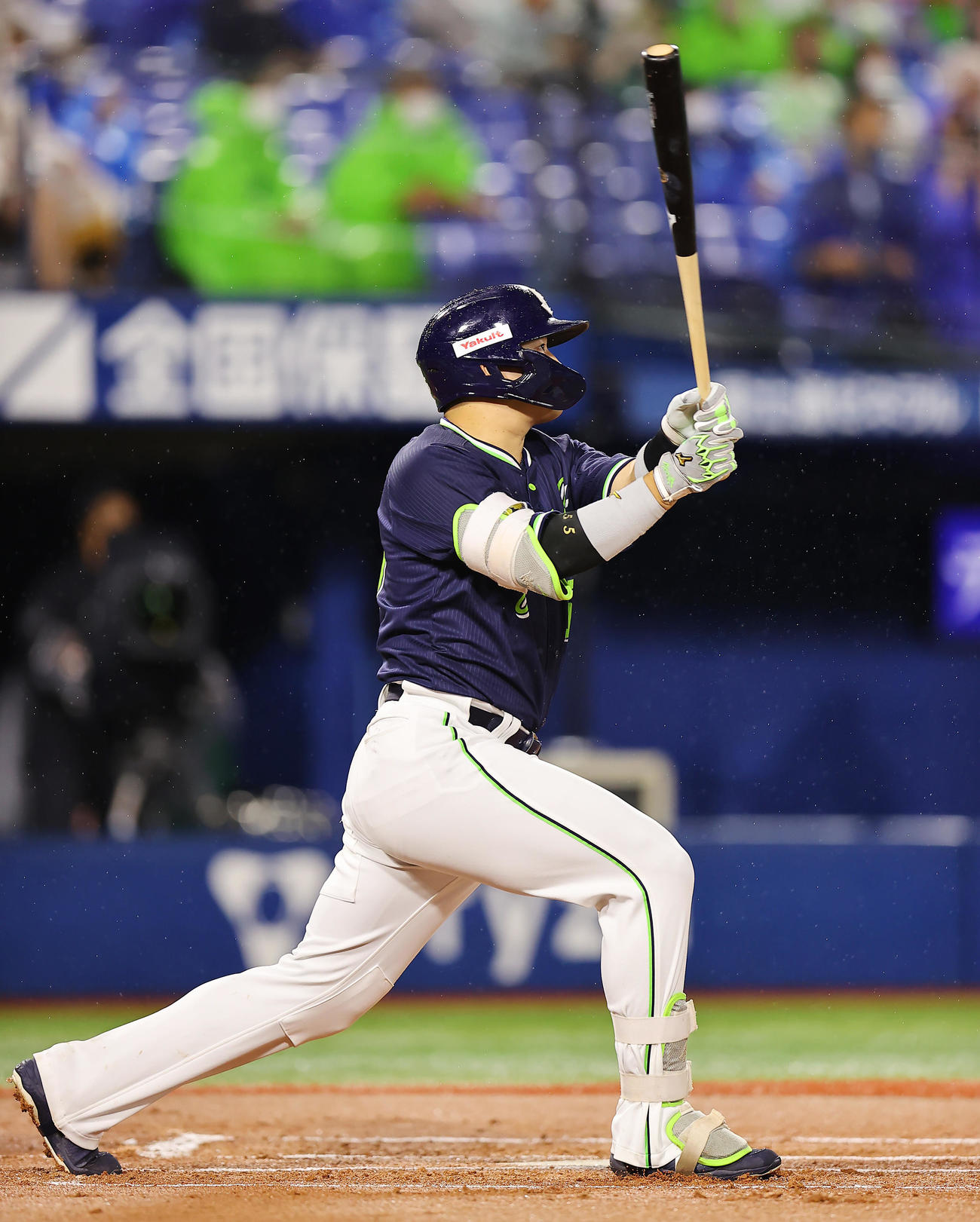 DeNA対ヤクルト　4回表ヤクルト無死一塁、中越え2点本塁打を放つ村上（撮影・垰建太）