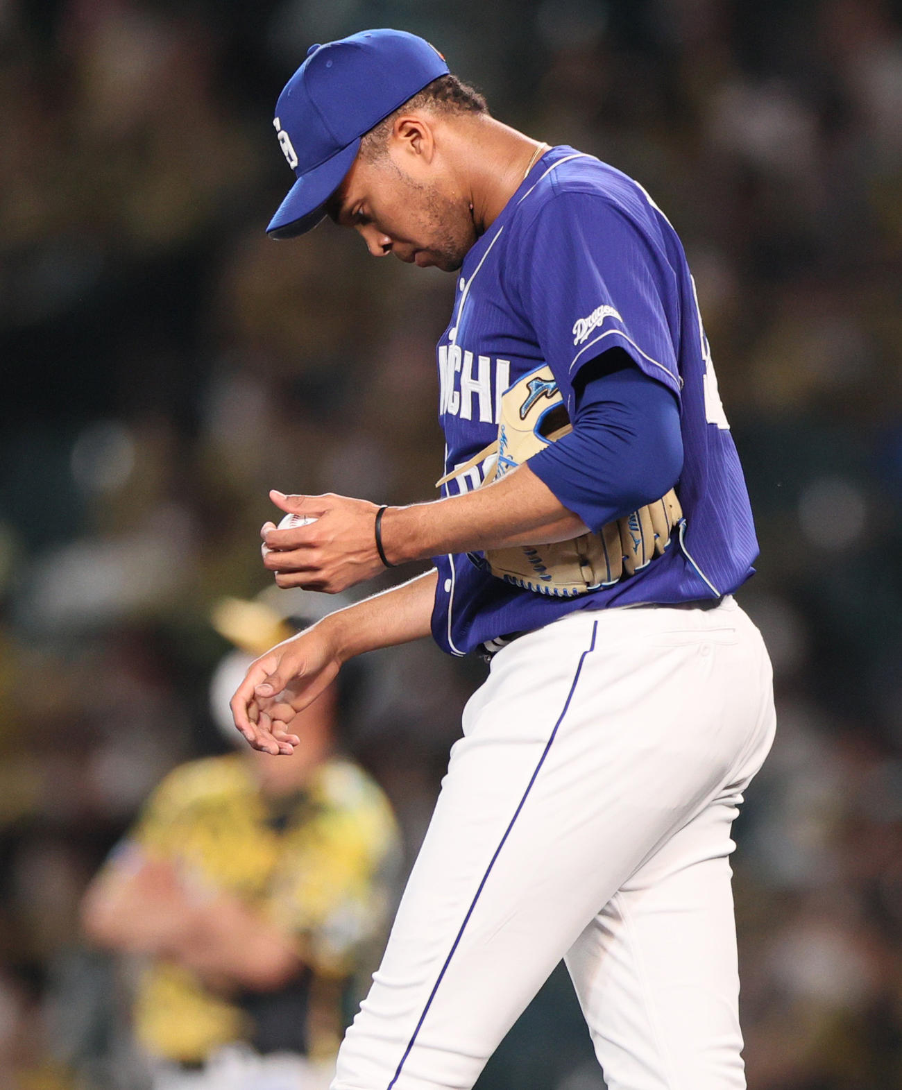 阪神対中日　9回裏阪神1死三塁、R・マルティネスは糸原の遊撃野選で失点し同点に追いつかれがっくりする（撮影・上山淳一）