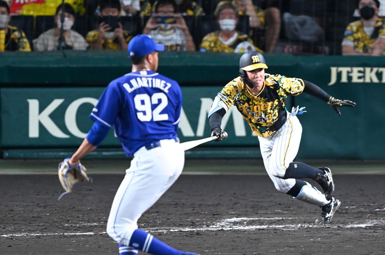 阪神対中日　9回裏阪神1死三塁、糸原は同点となる遊撃野選を放つ。投手R・マルティネス（撮影・前岡正明）