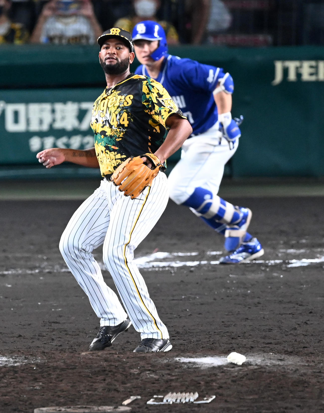 阪神対中日　11回表中日1死三塁、三ツ俣に中犠飛を打たれたアルカンタラ（撮影・前岡正明）