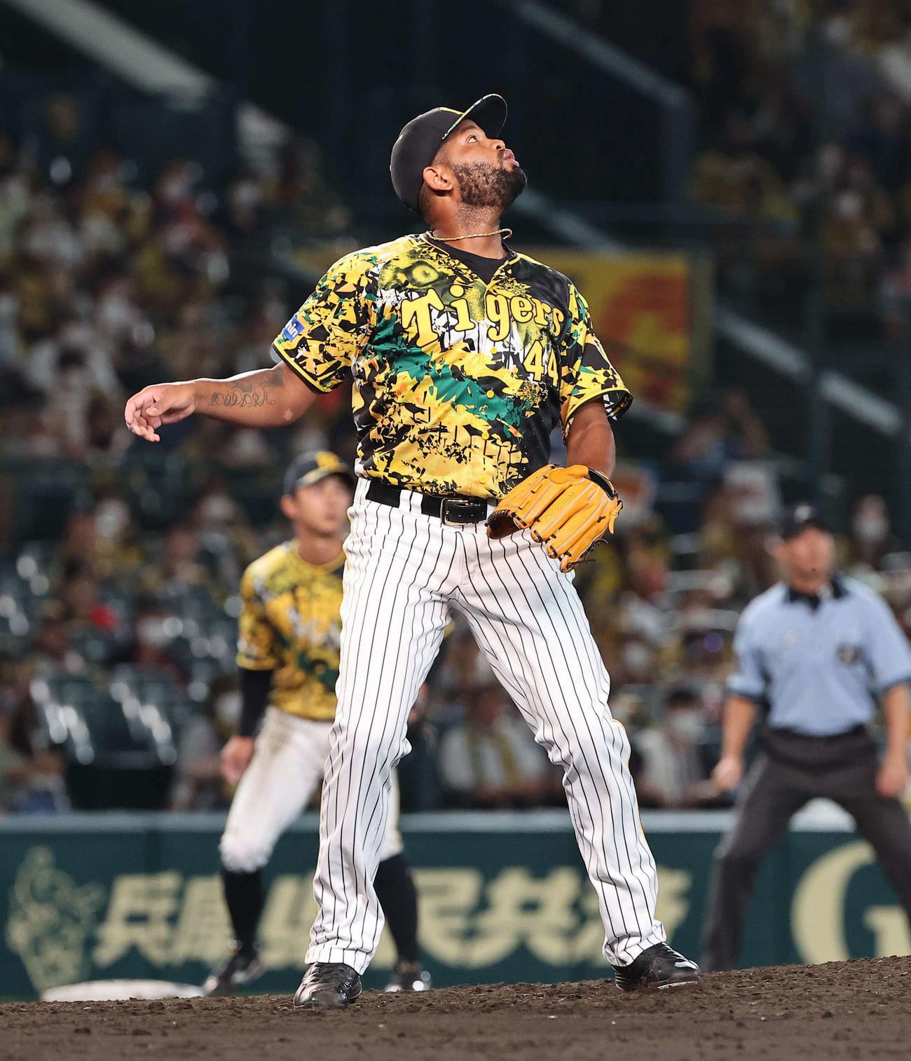 阪神対中日　11回表中日1死三塁、三ツ俣大樹に勝ち越し中犠飛を浴びるアルカンタラ（撮影・上田博志）