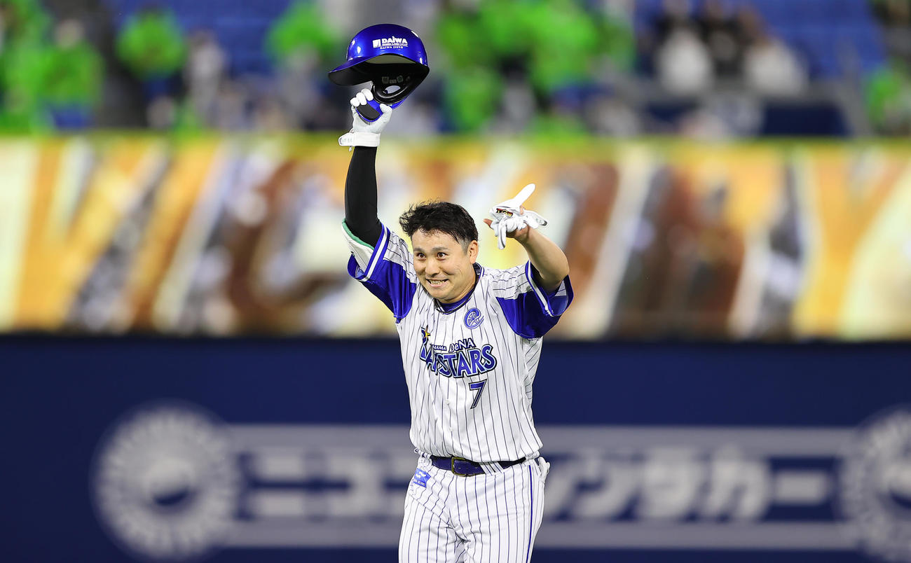 DeNA対ヤクルト　9回裏DeNA1死一塁、サヨナラ勝ちし喜ぶ佐野（撮影・垰建太）