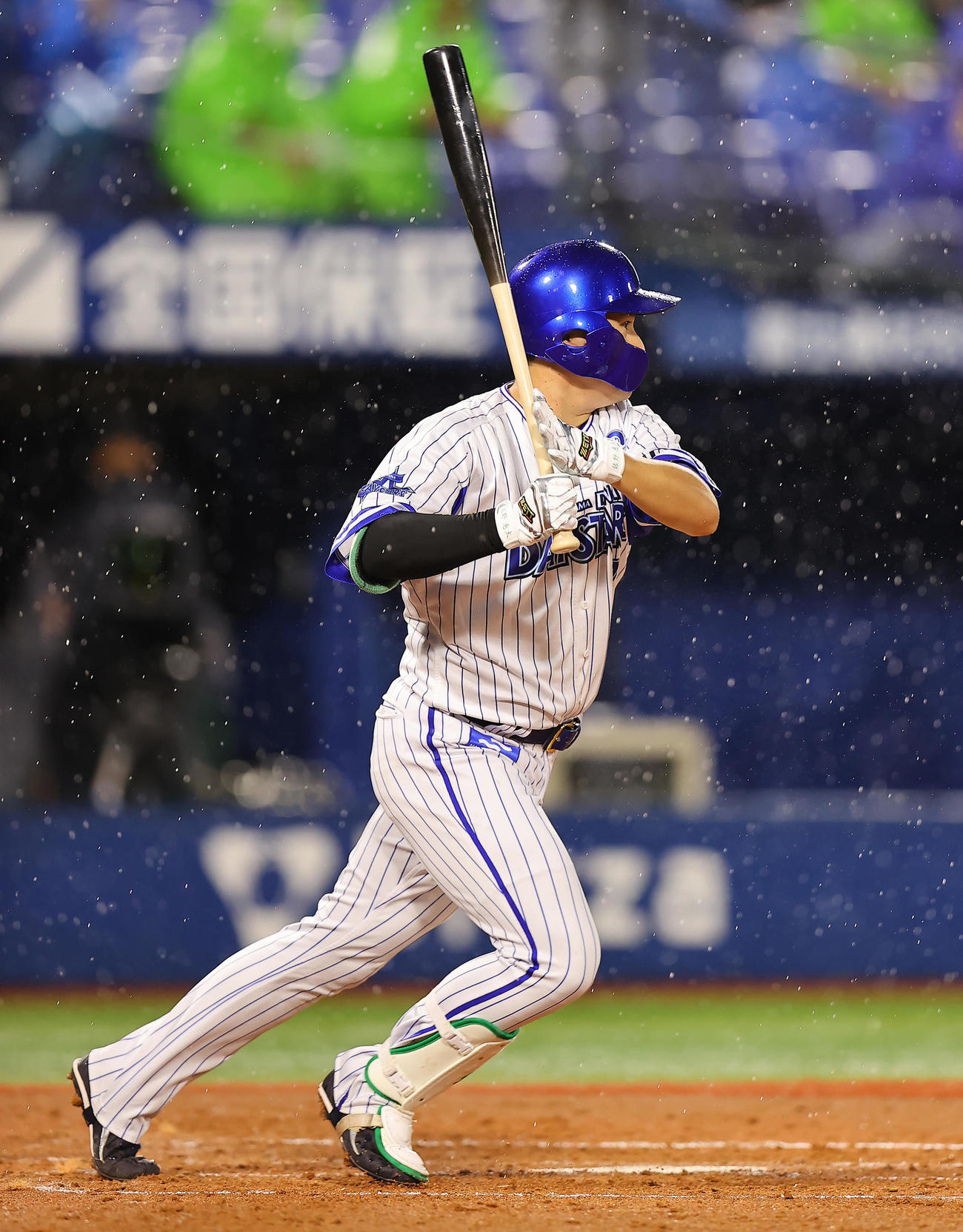 DeNA対ヤクルト　3回裏DeNA無死一塁、内野安打を放つ佐野（撮影・垰建太）