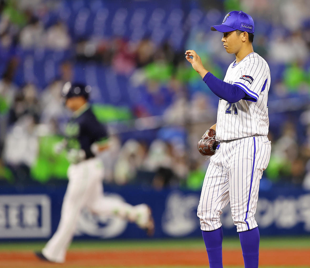 DeNA対ヤクルト　4回表ヤクルト無死一塁、村上（左）に2点本塁打を浴びる今永（撮影・垰建太）