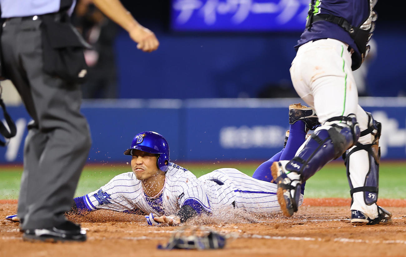 DeNA対ヤクルト　9回裏DeNA1死一塁、佐野の二塁打と相手失策の間にサヨナラの生還を果たす一走桑原（撮影・垰建太）
