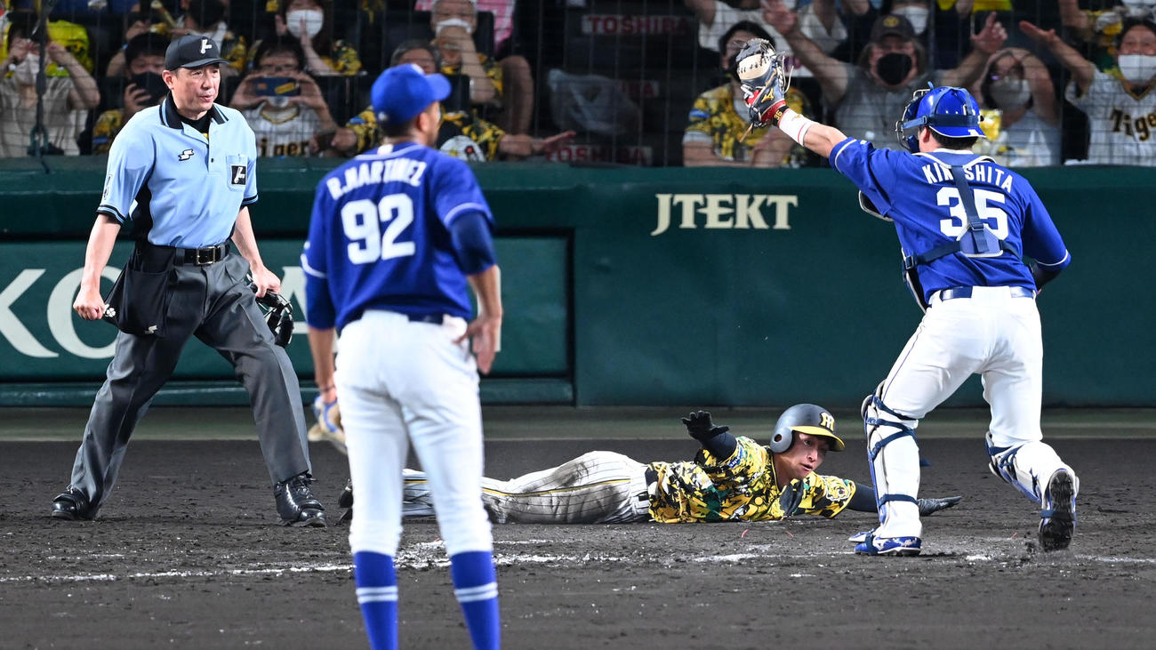 阪神対中日　9回裏阪神1死三塁、糸原の遊撃野選で生還する近本。捕手木下（撮影・前岡正明）