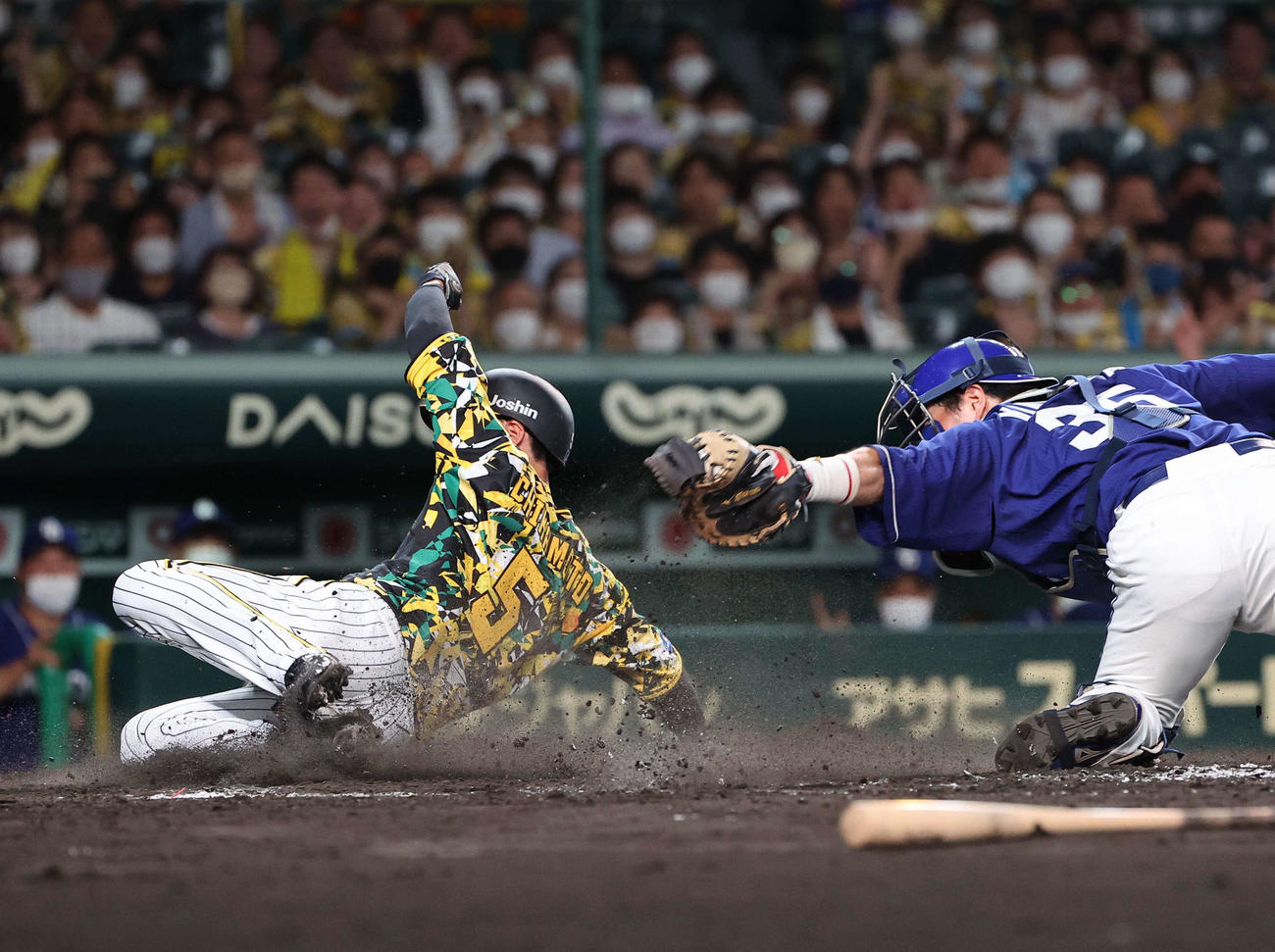 阪神対中日　9回裏阪神1死三塁、遊撃野選で生還する近本（撮影・上田博志）