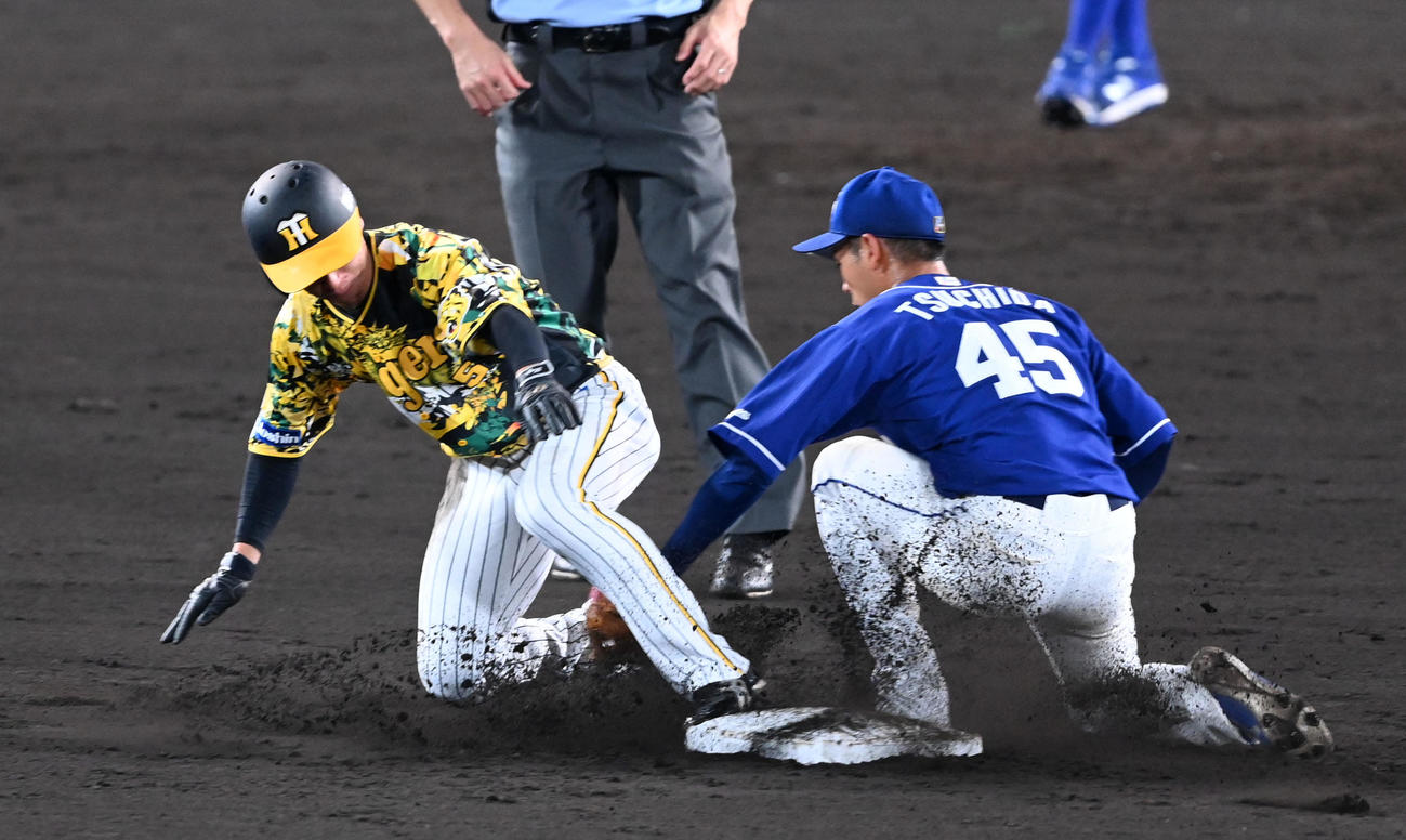 阪神対中日　9回裏阪神無死一塁、近本は二塁盗塁に成功。野手土田（撮影・前岡正明）